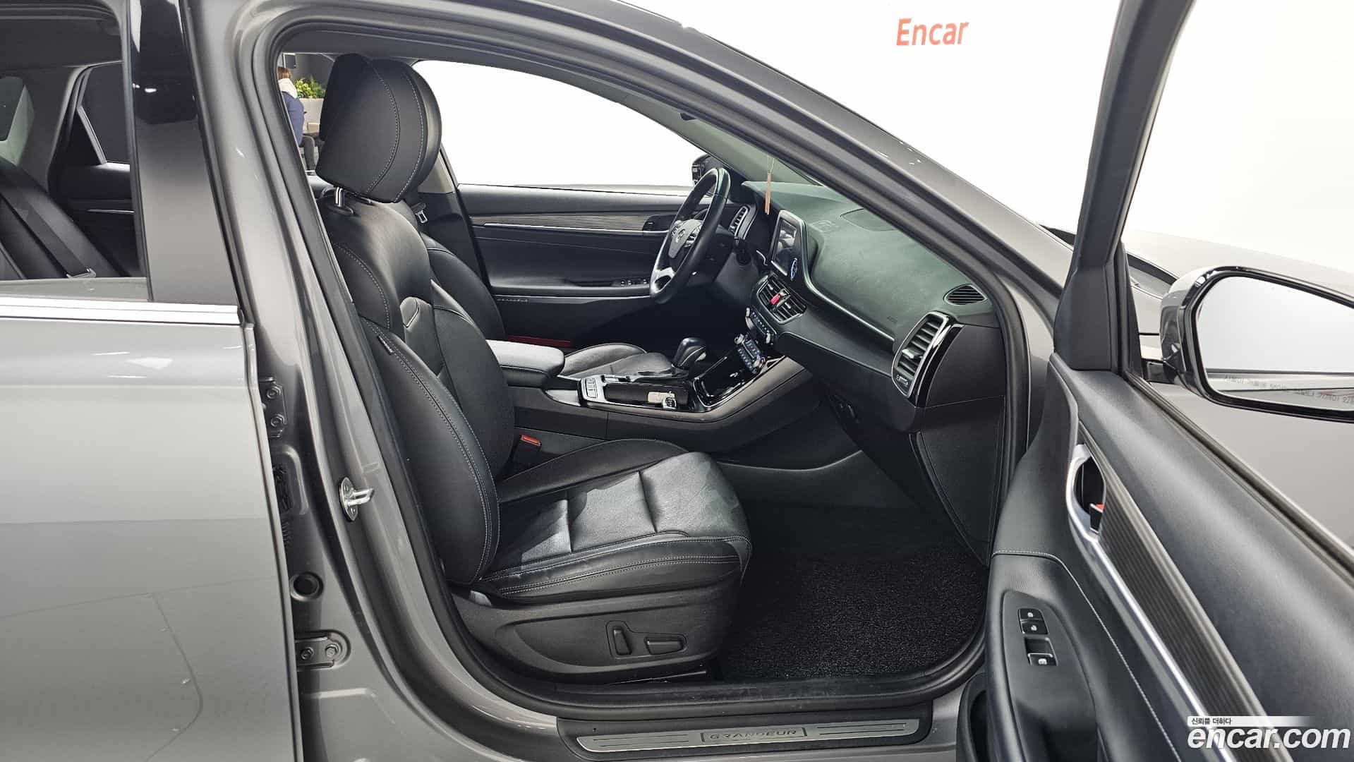 Grandeur Hyundai 2018.4-OPTION-015