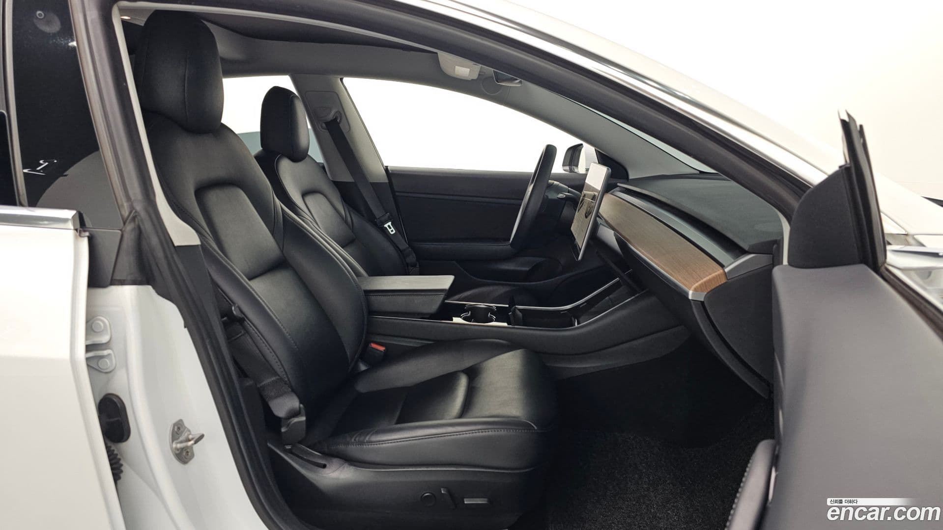 Main__Slider__Photo:Model 3 Tesla 2020.10-10