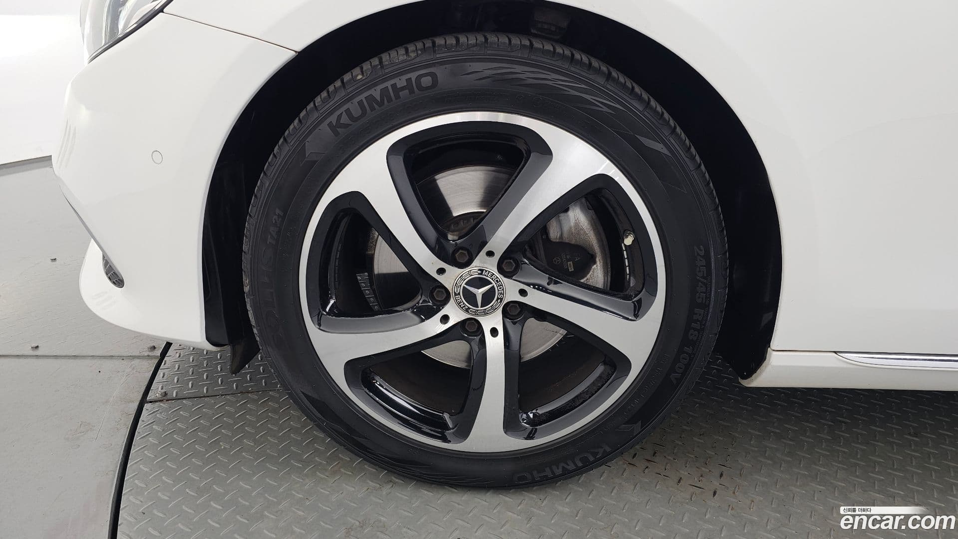 Main__Slider__Photo:E-Class Mercedes-Benz 2019.11-4