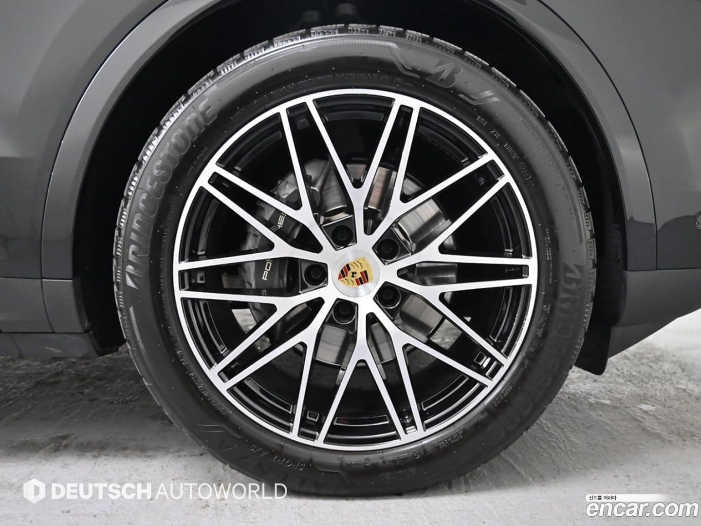 Main__Slider__Photo:Cayenne Porsche 2024.3-4