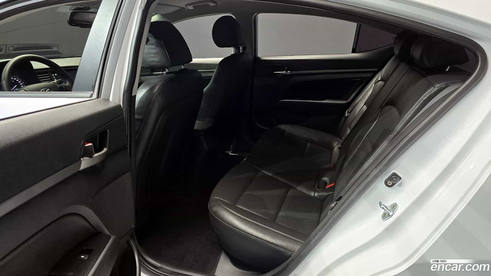 AVANTE Hyundai 2018.7-OPTION-017