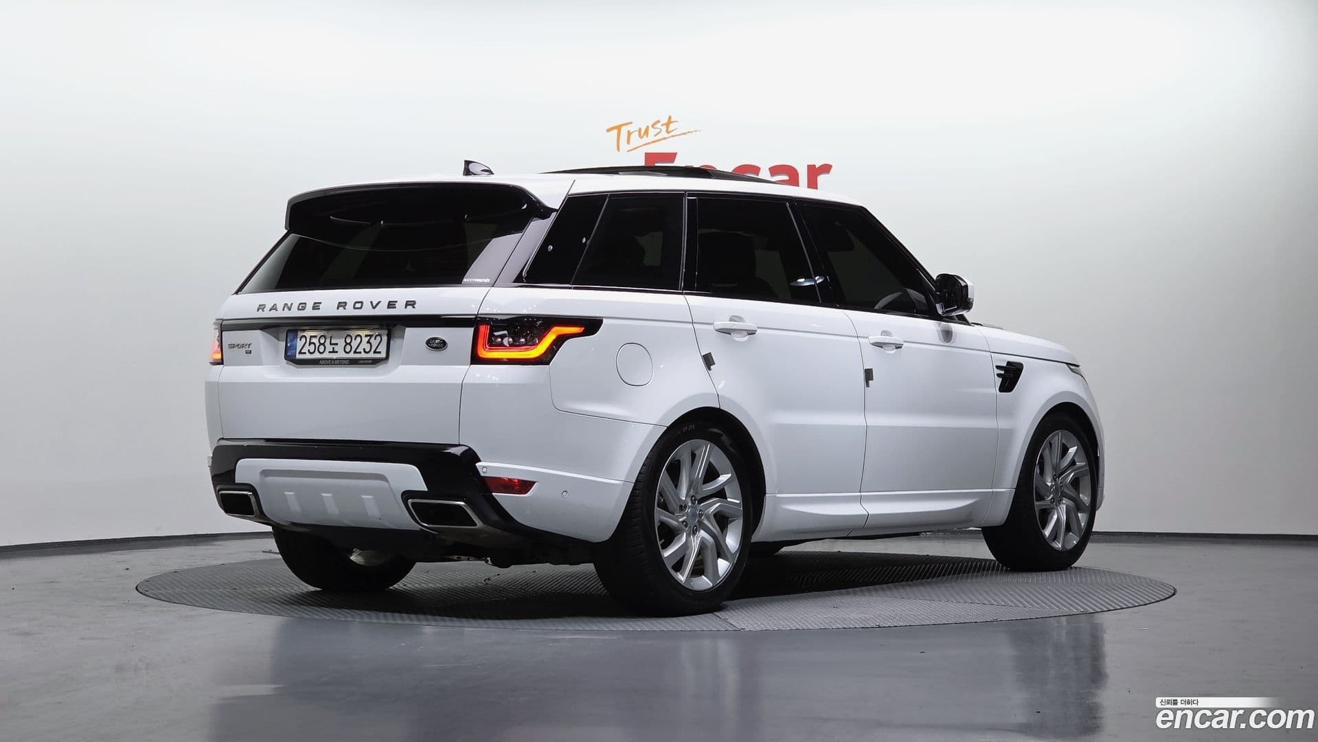 Main__Slider__Photo:Range Rover Sport Land Rover 2021.6-1