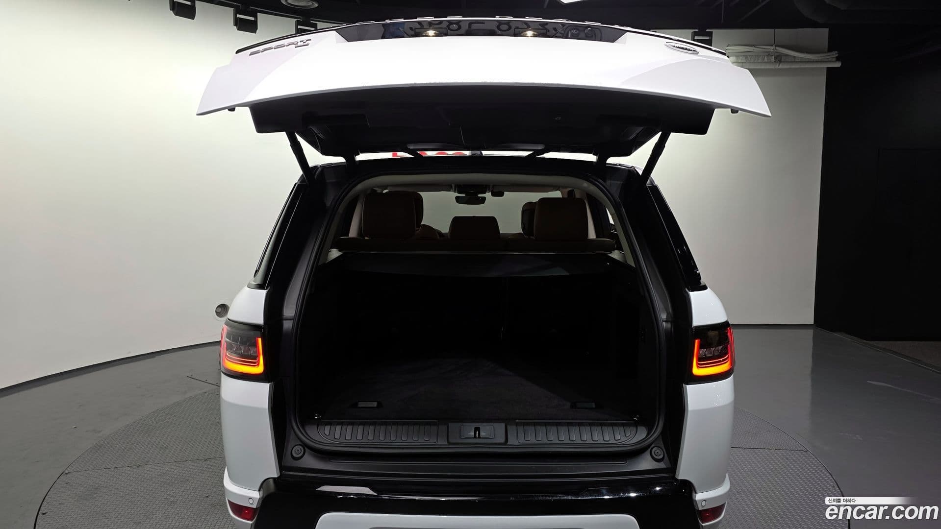 Main__Slider__Photo:Range Rover Sport Land Rover 2021.6-19