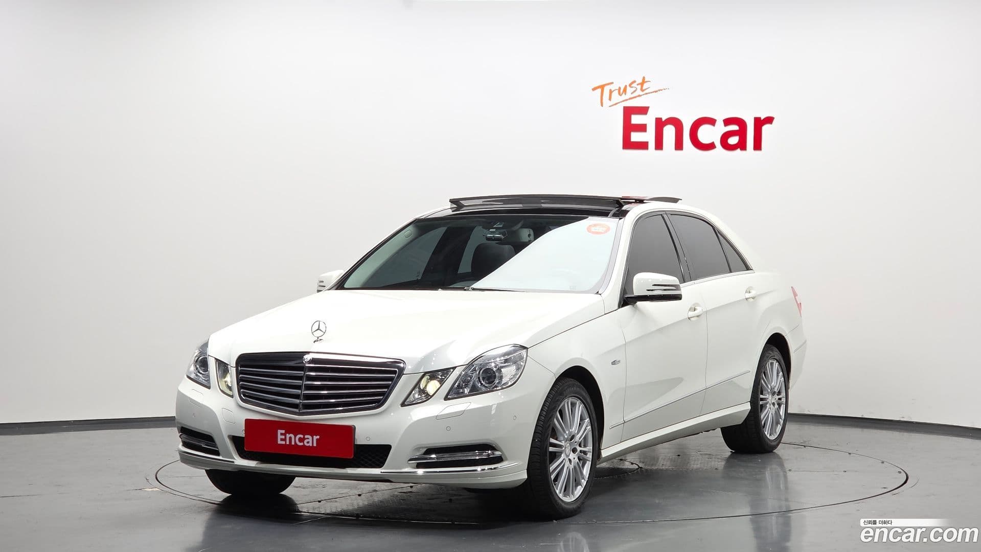 Main__Slider__Photo:E-Class Mercedes-Benz 2012.9-0