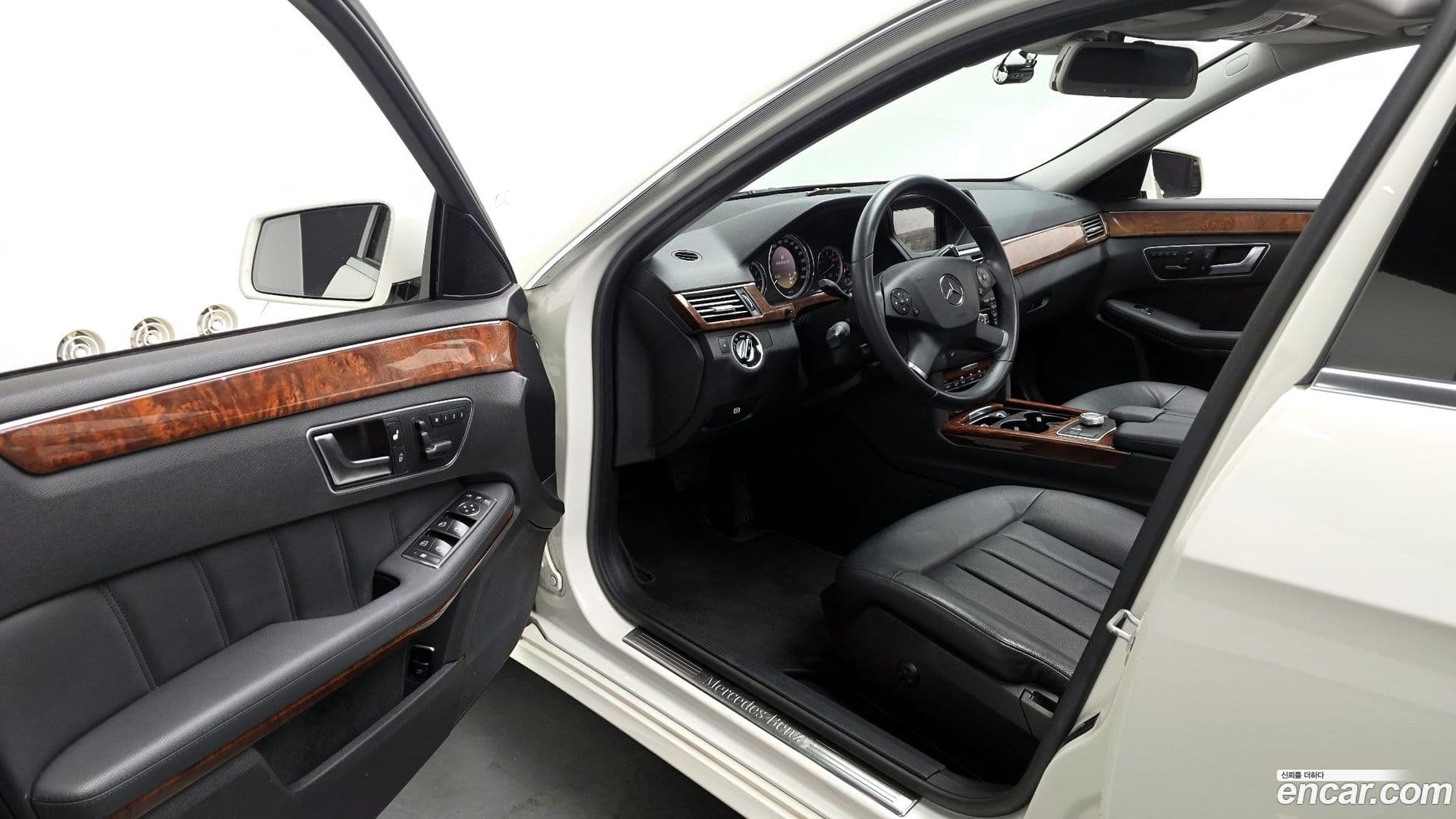 Main__Slider__Photo:E-Class Mercedes-Benz 2012.9-9