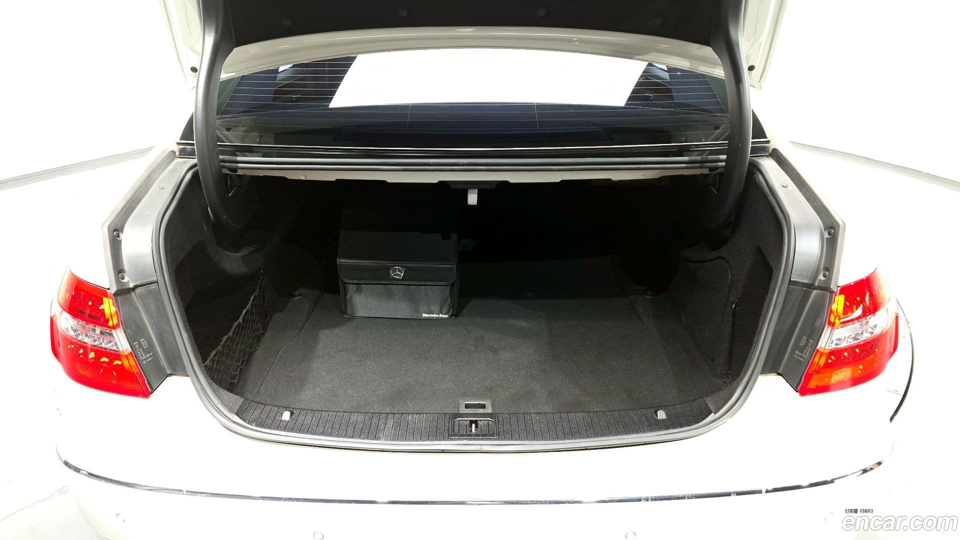 Main__Slider__Photo:E-Class Mercedes-Benz 2012.9-19