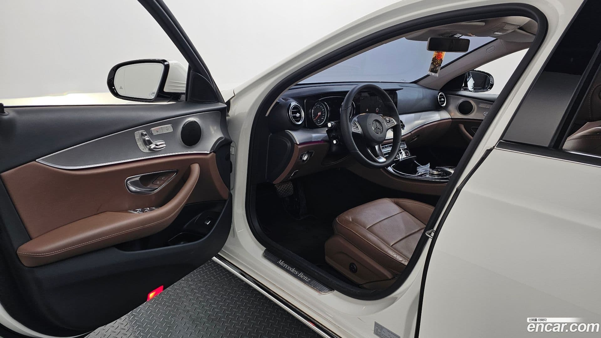 Main__Slider__Photo:E-Class Mercedes-Benz 2018.2-9