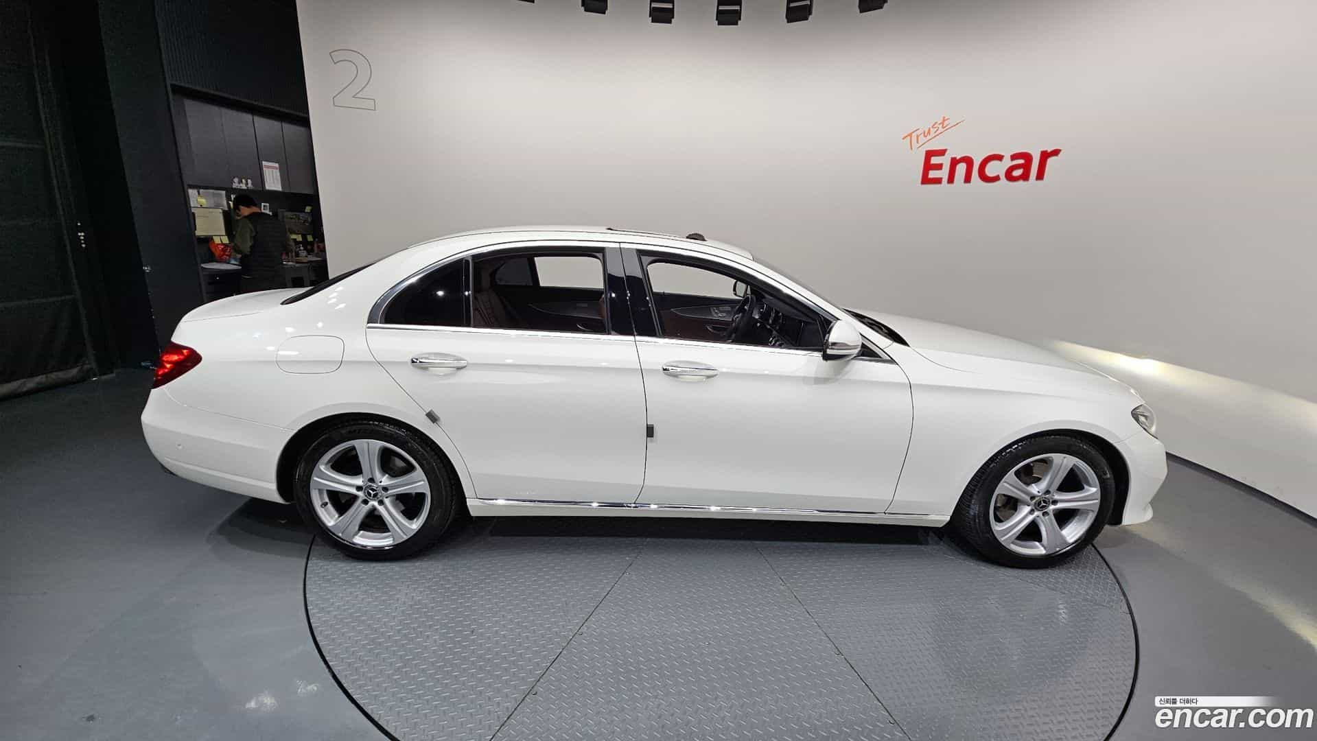 E-Class Mercedes-Benz 2018.2-OPTION-021