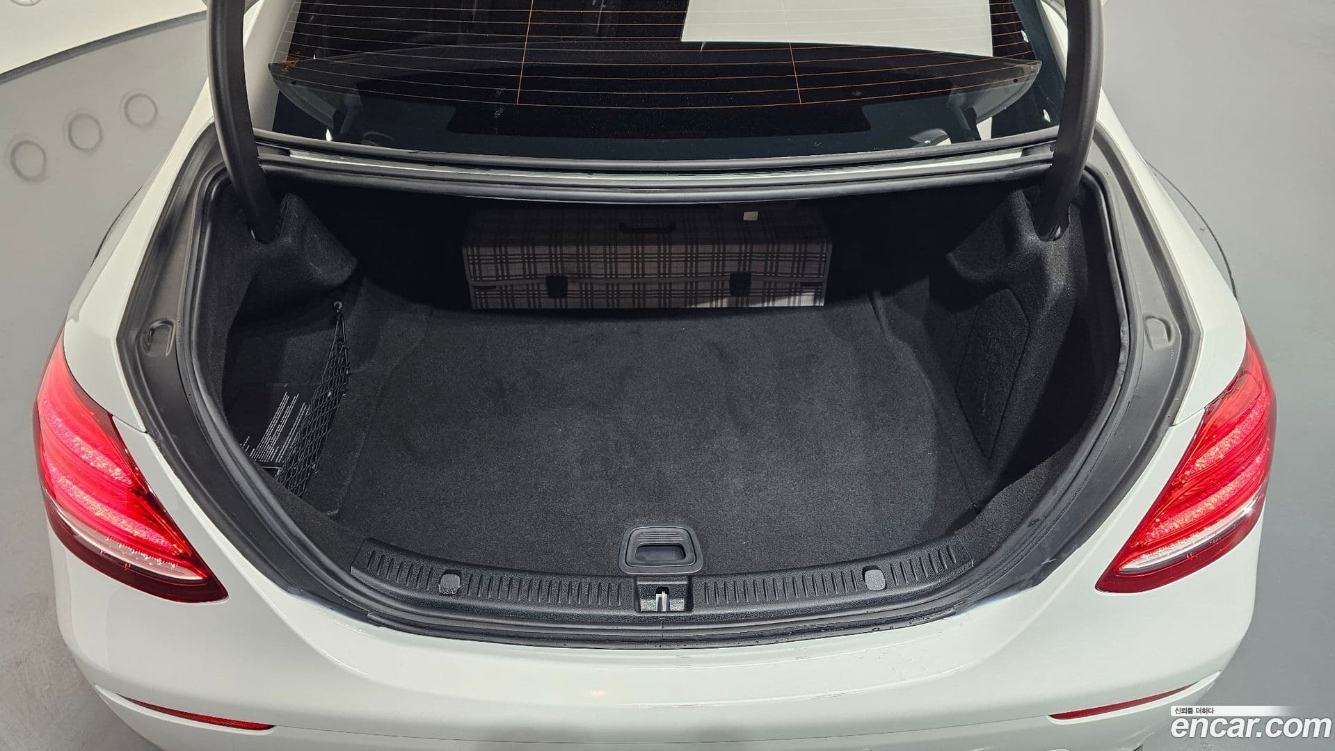 Main__Slider__Photo:E-Class Mercedes-Benz 2018.2-19