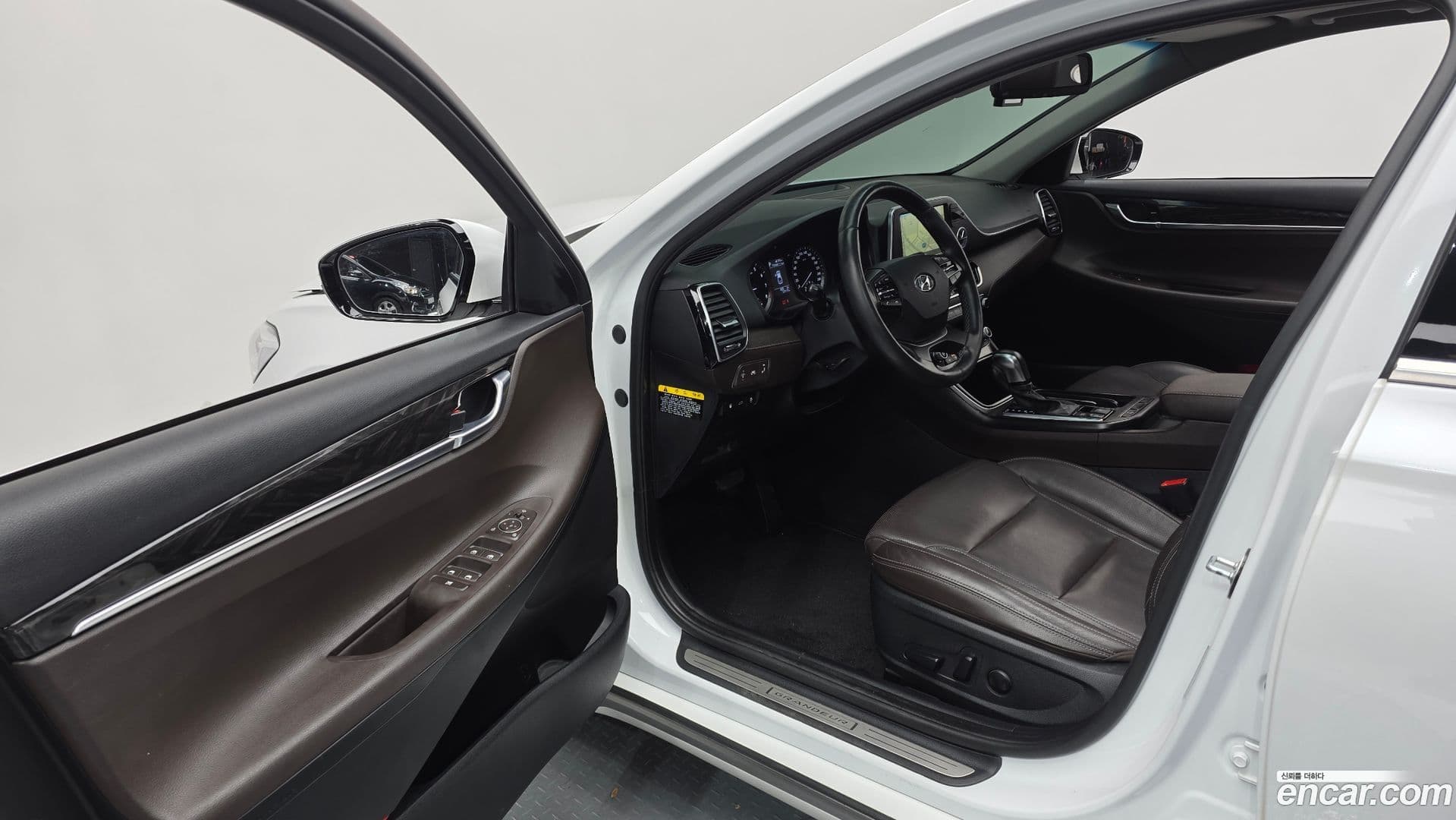 Main__Slider__Photo:Grandeur Hyundai 2017.5-10