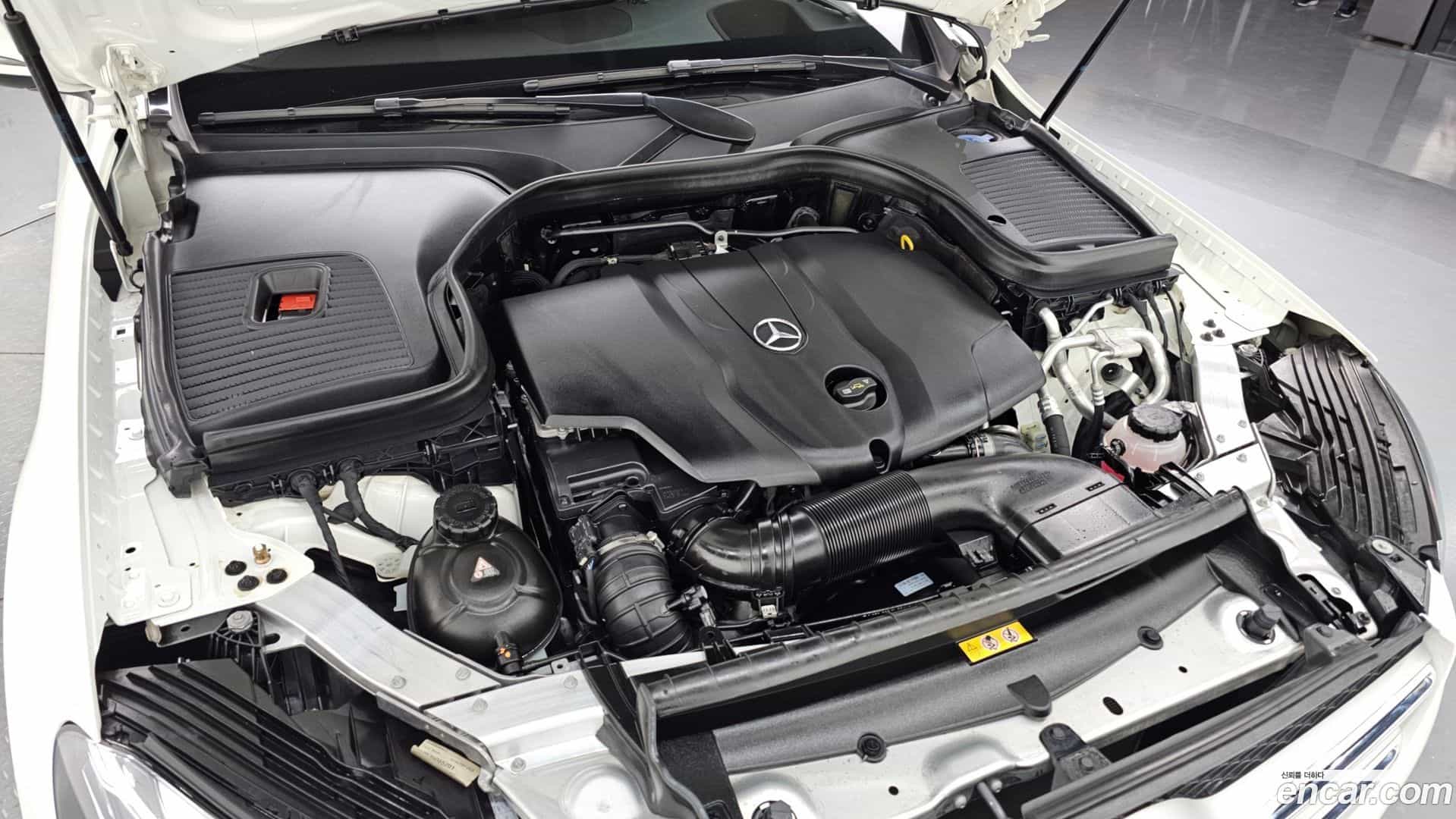 GLC-Class Mercedes-Benz 2018.1-INNER-006