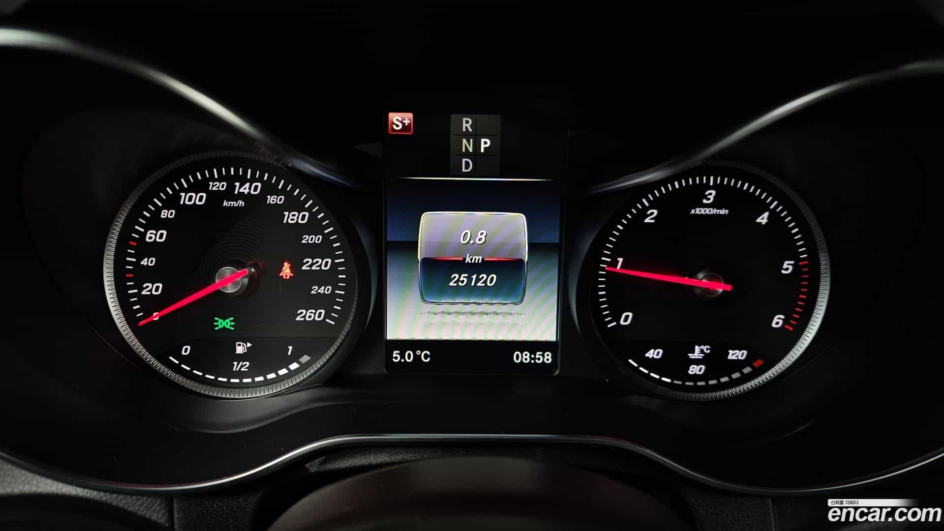 GLC-Class Mercedes-Benz 2018.1-INNER-008