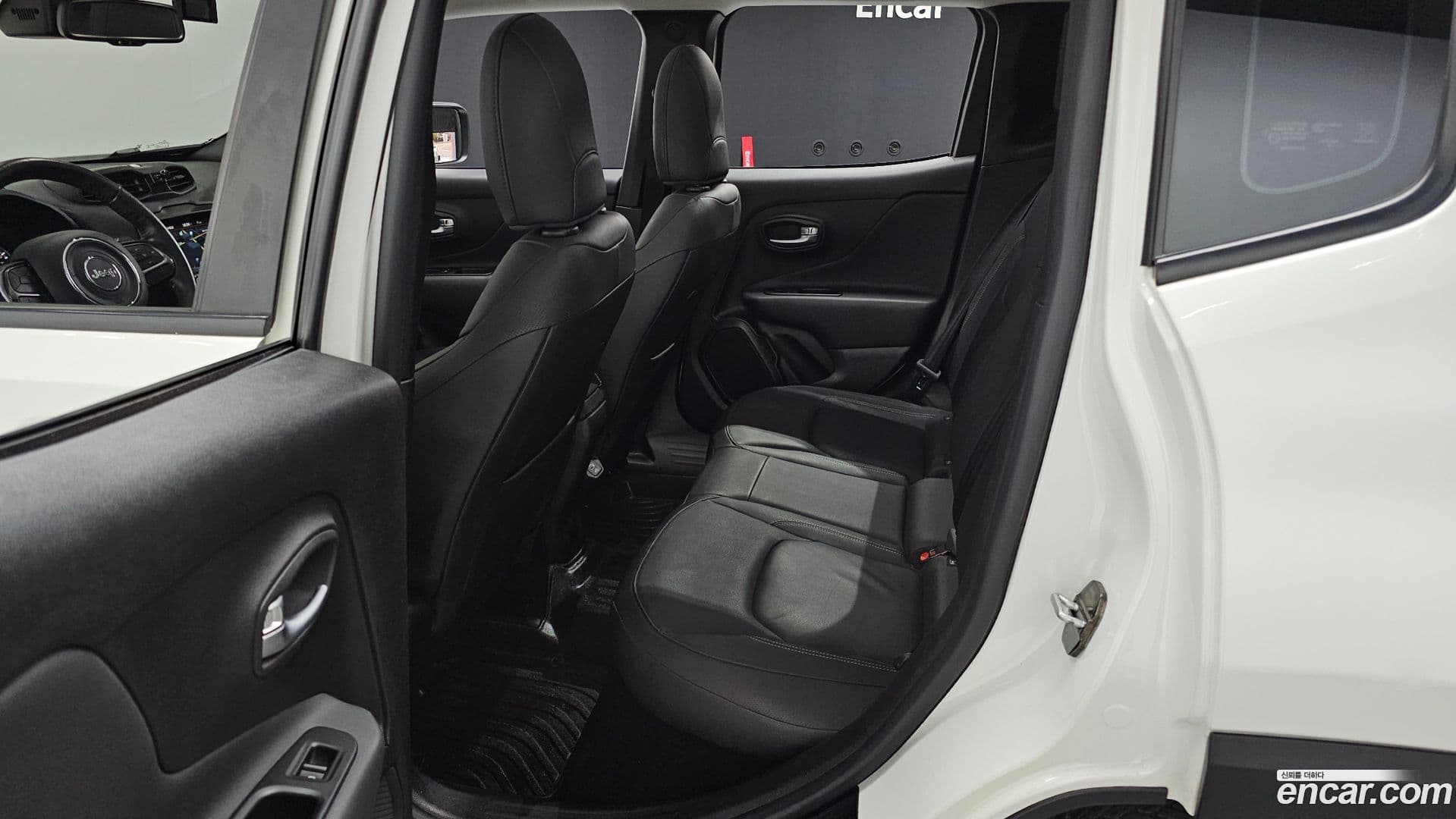 Main__Slider__Photo:Renegade Jeep 2020.0-11