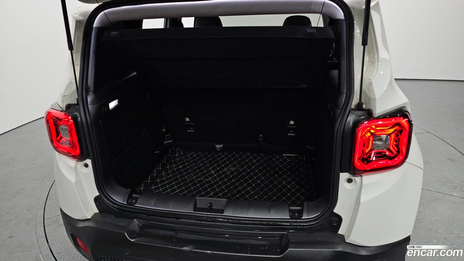 Main__Slider__Photo:Renegade Jeep 2020.0-19