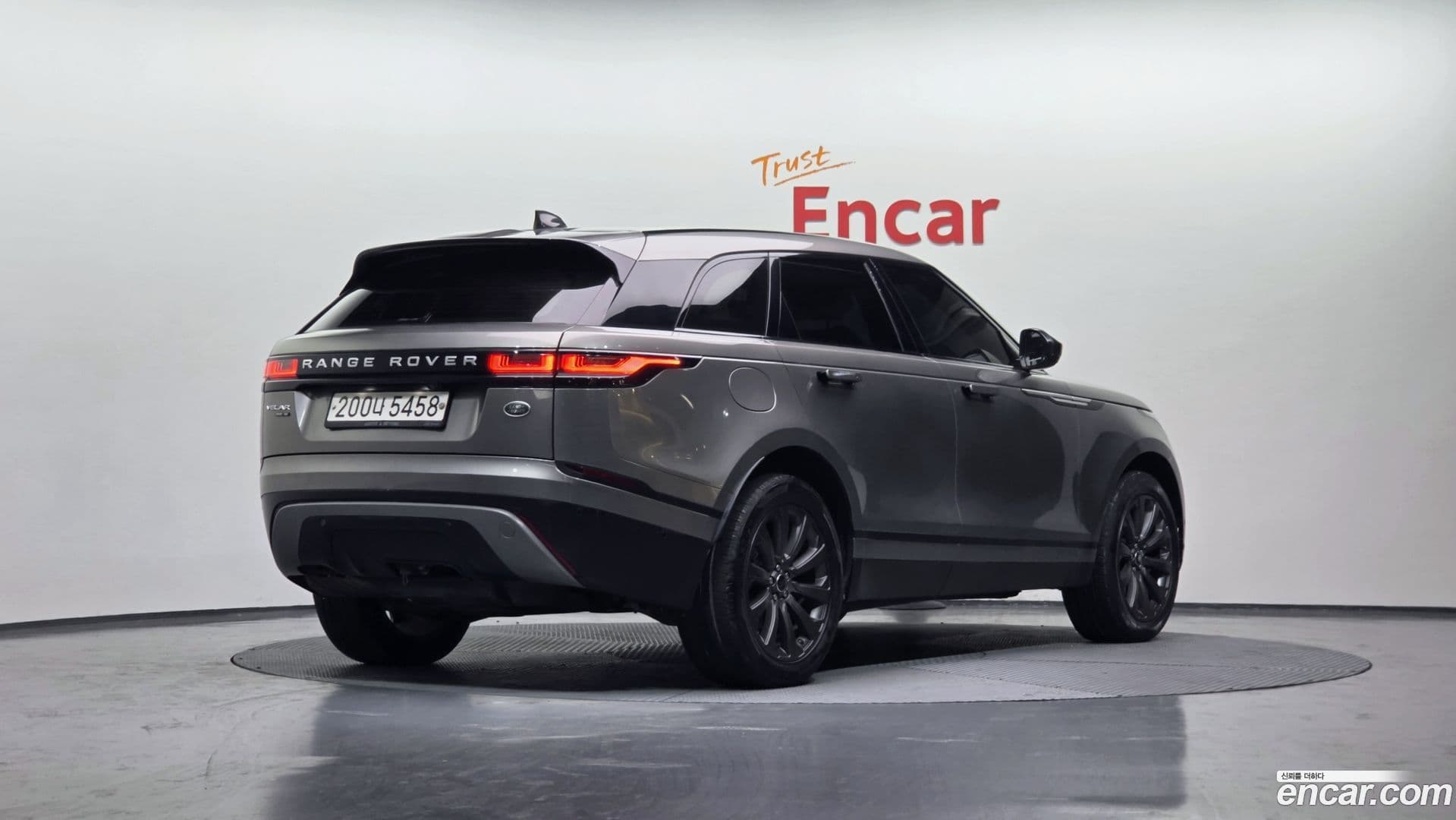 Main__Slider__Photo:Range Rover Velar Land Rover 2018.6-1