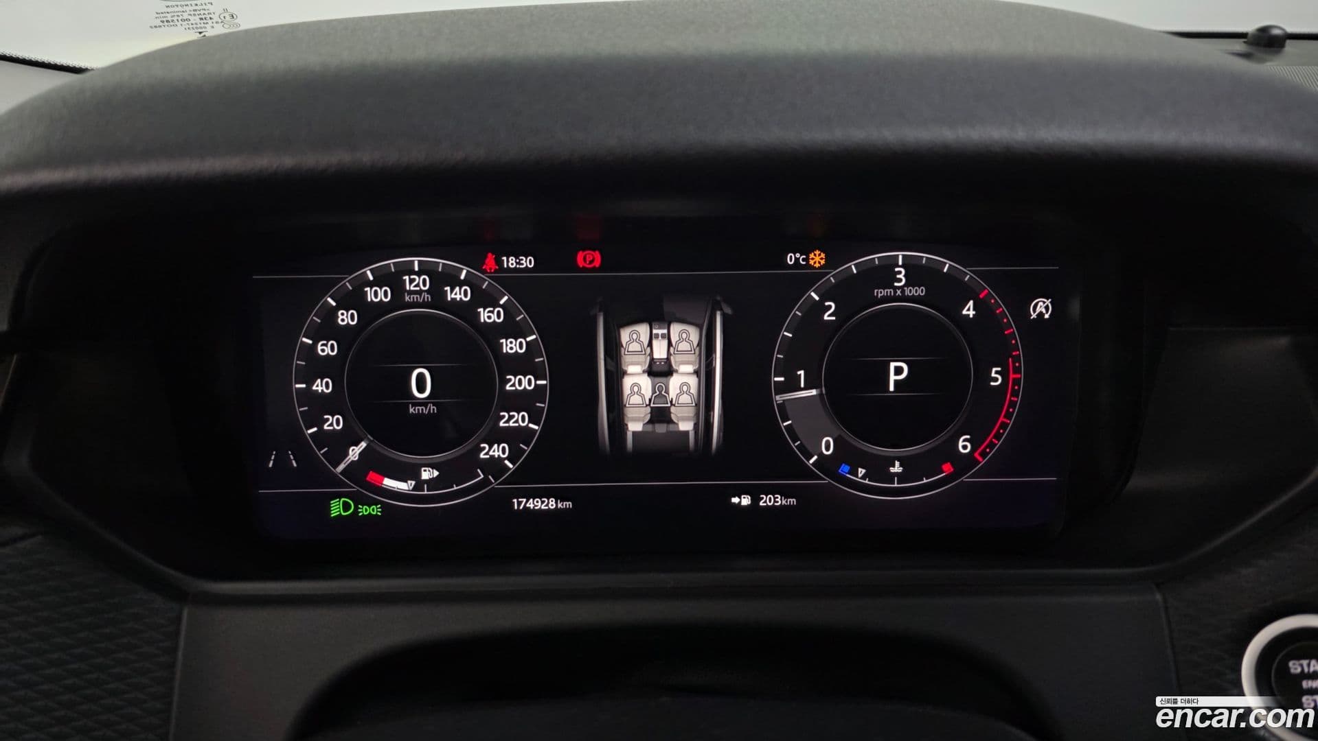 Main__Slider__Photo:Range Rover Velar Land Rover 2018.6-7