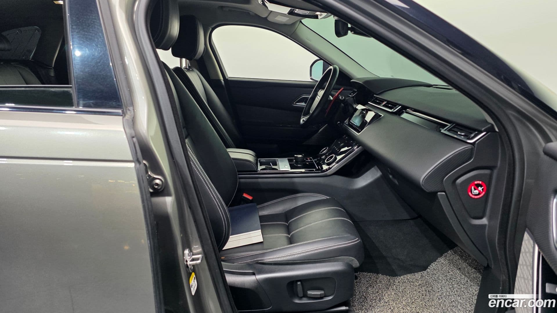 Main__Slider__Photo:Range Rover Velar Land Rover 2018.6-10