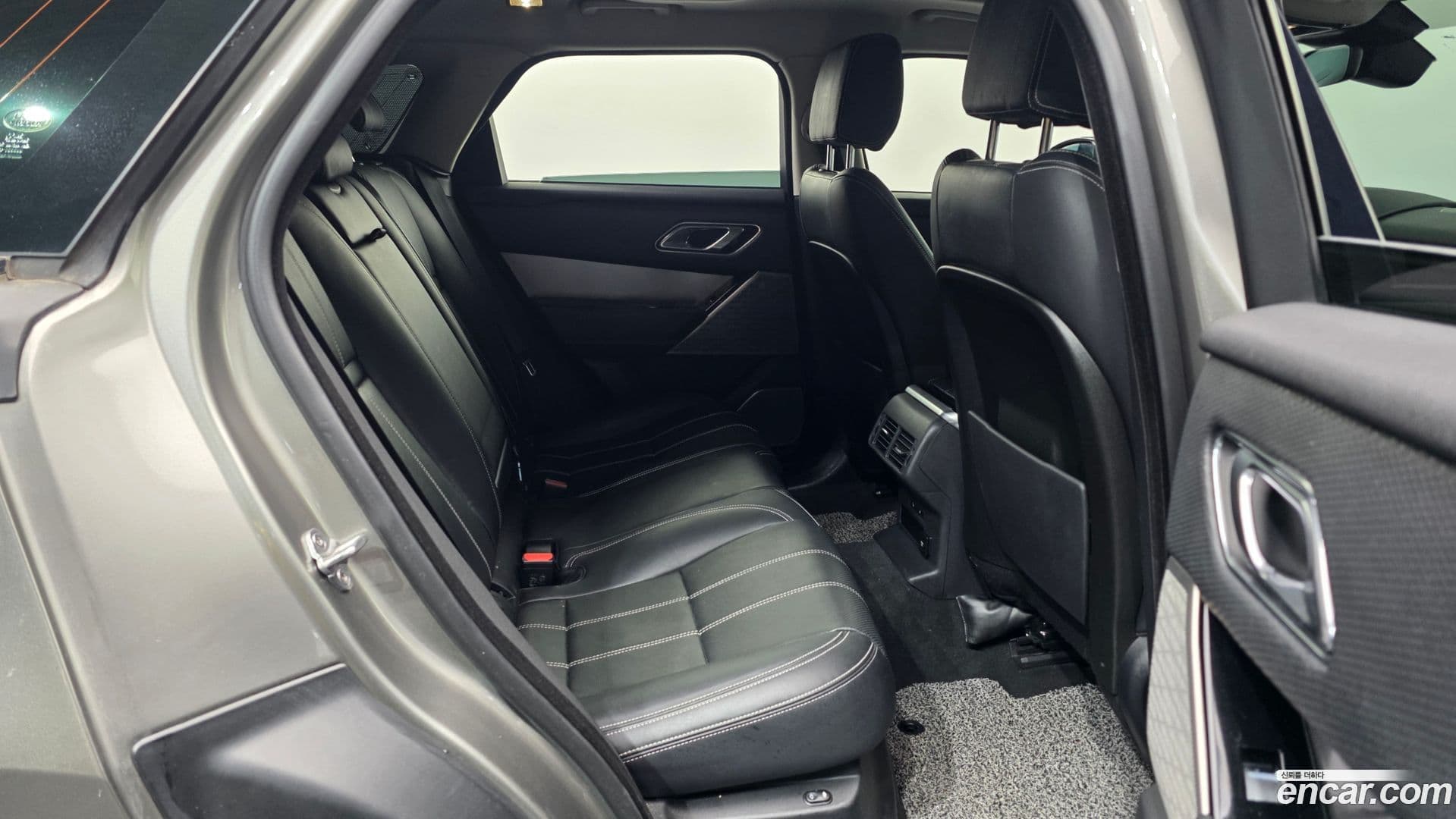 Main__Slider__Photo:Range Rover Velar Land Rover 2018.6-11