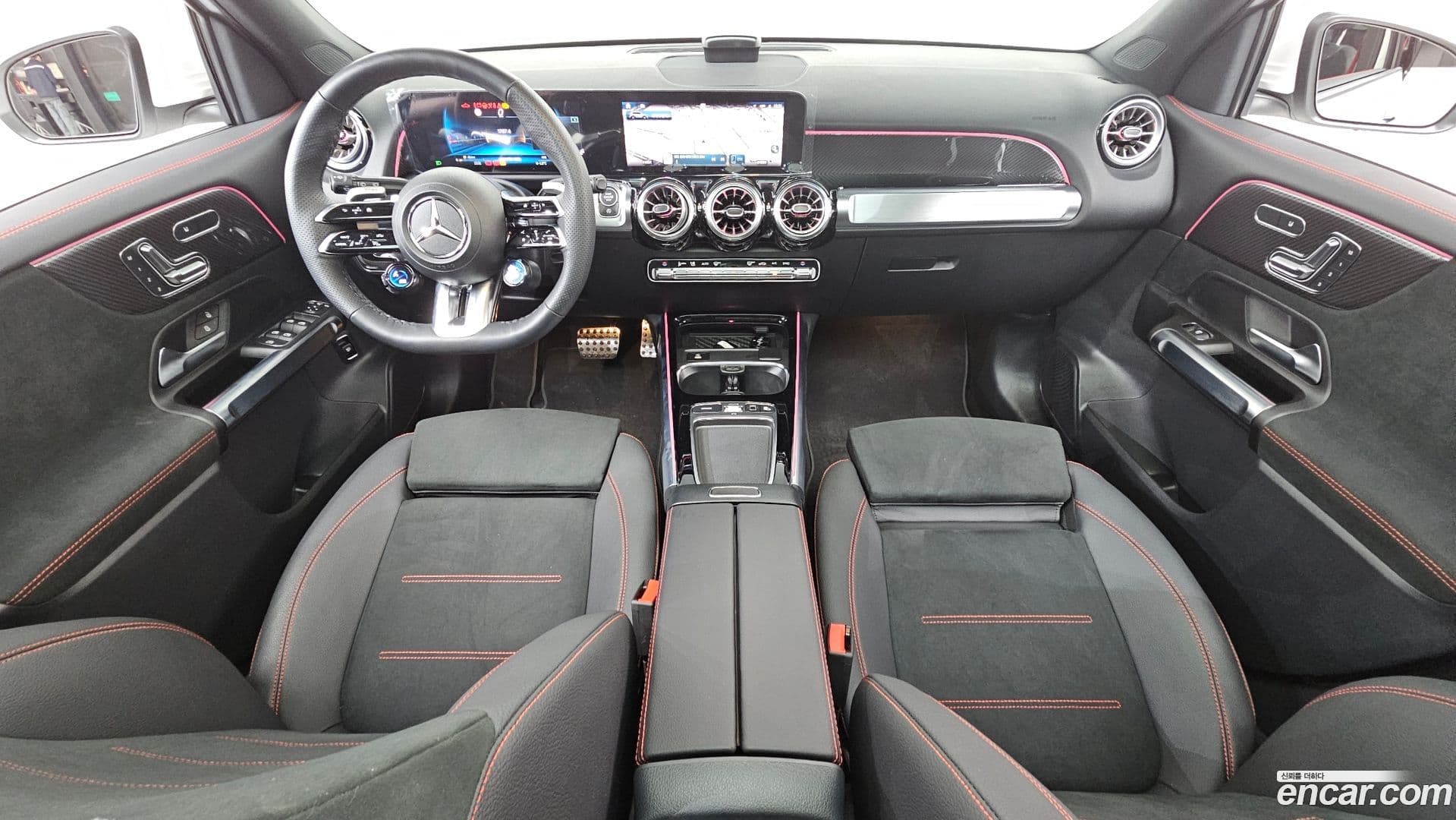 Main__Slider__Photo:GLB-Class Mercedes-Benz 2025.4-6