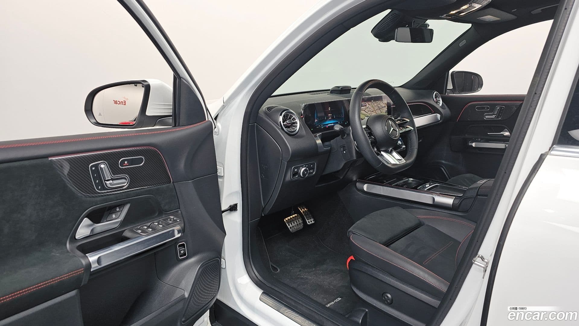 Main__Slider__Photo:GLB-Class Mercedes-Benz 2025.4-9