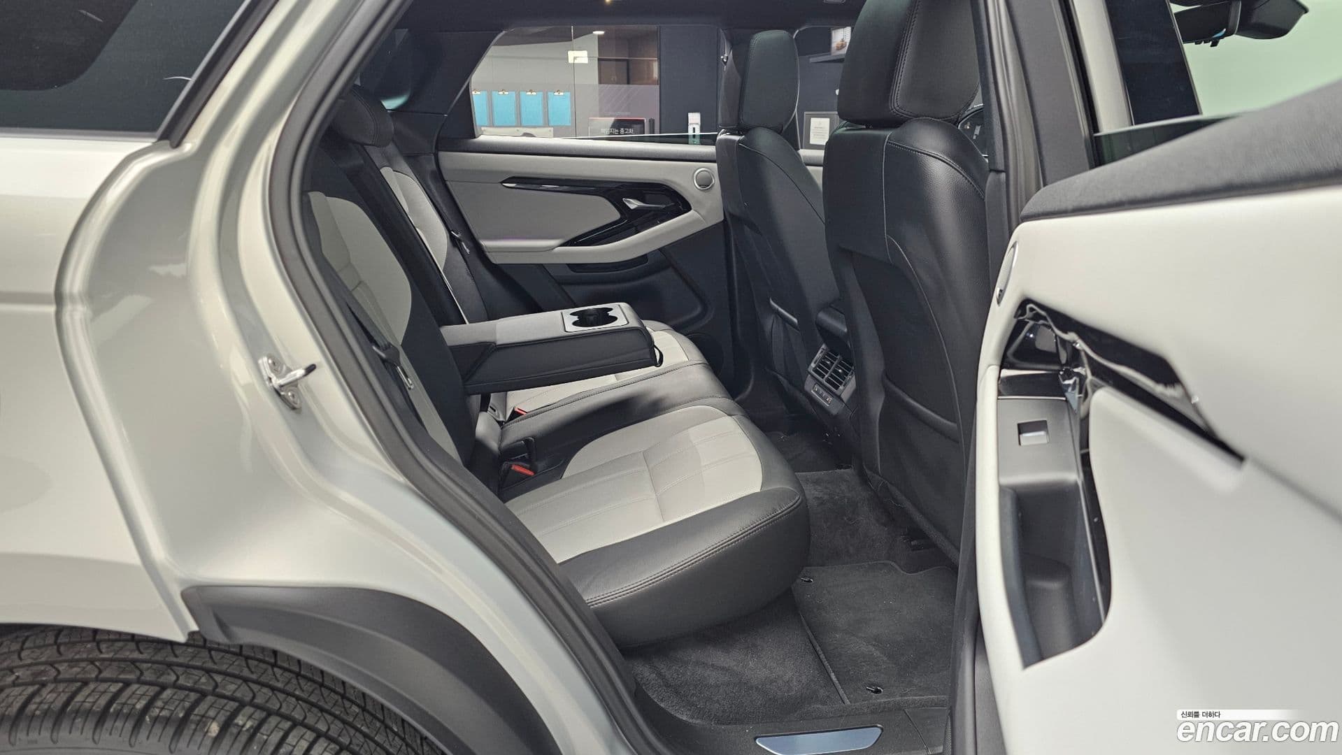 Main__Slider__Photo:Range Rover Evoque Land Rover 2025.7-11