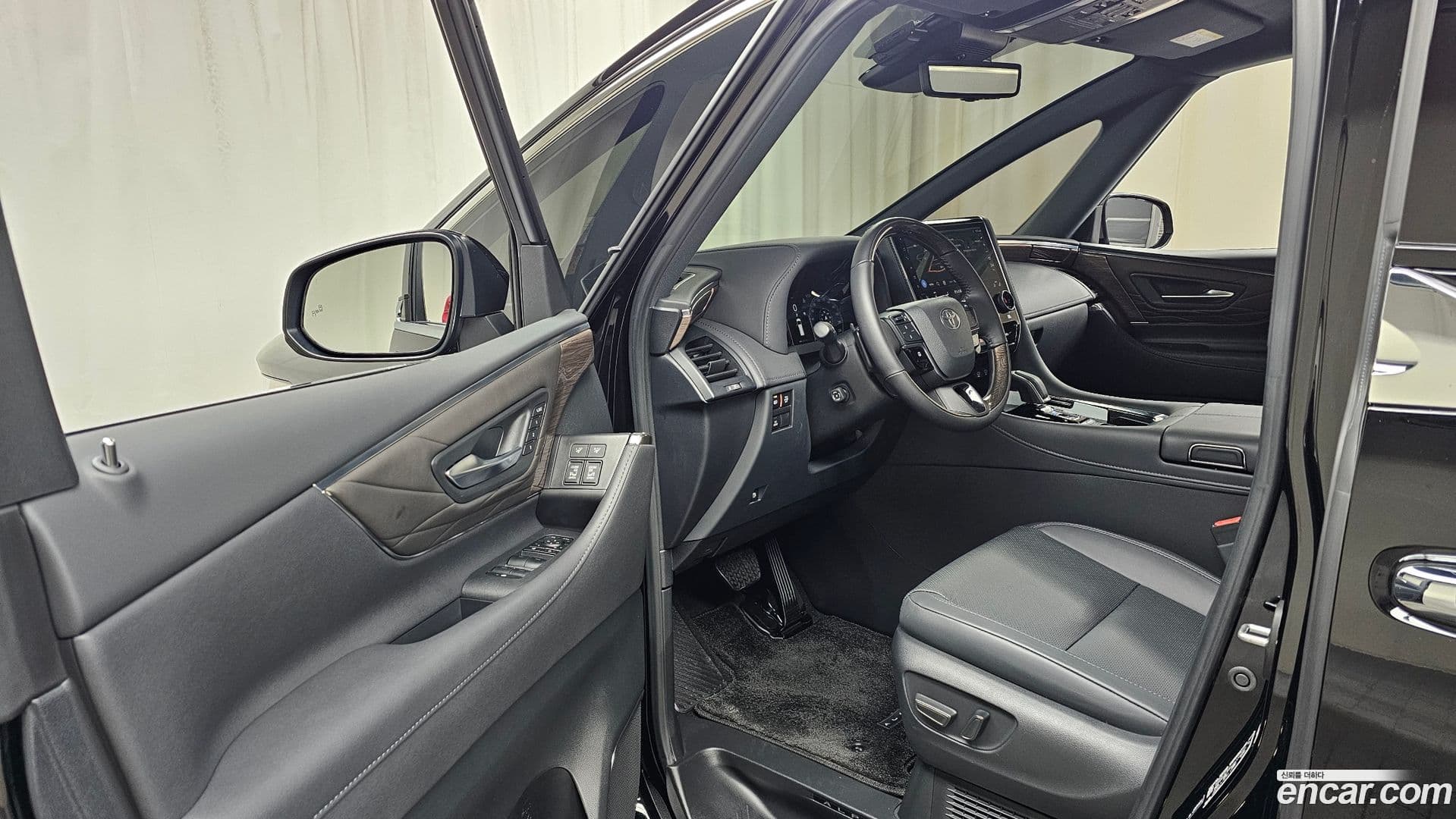 Main__Slider__Photo:Alphard Toyota 2024.11-9