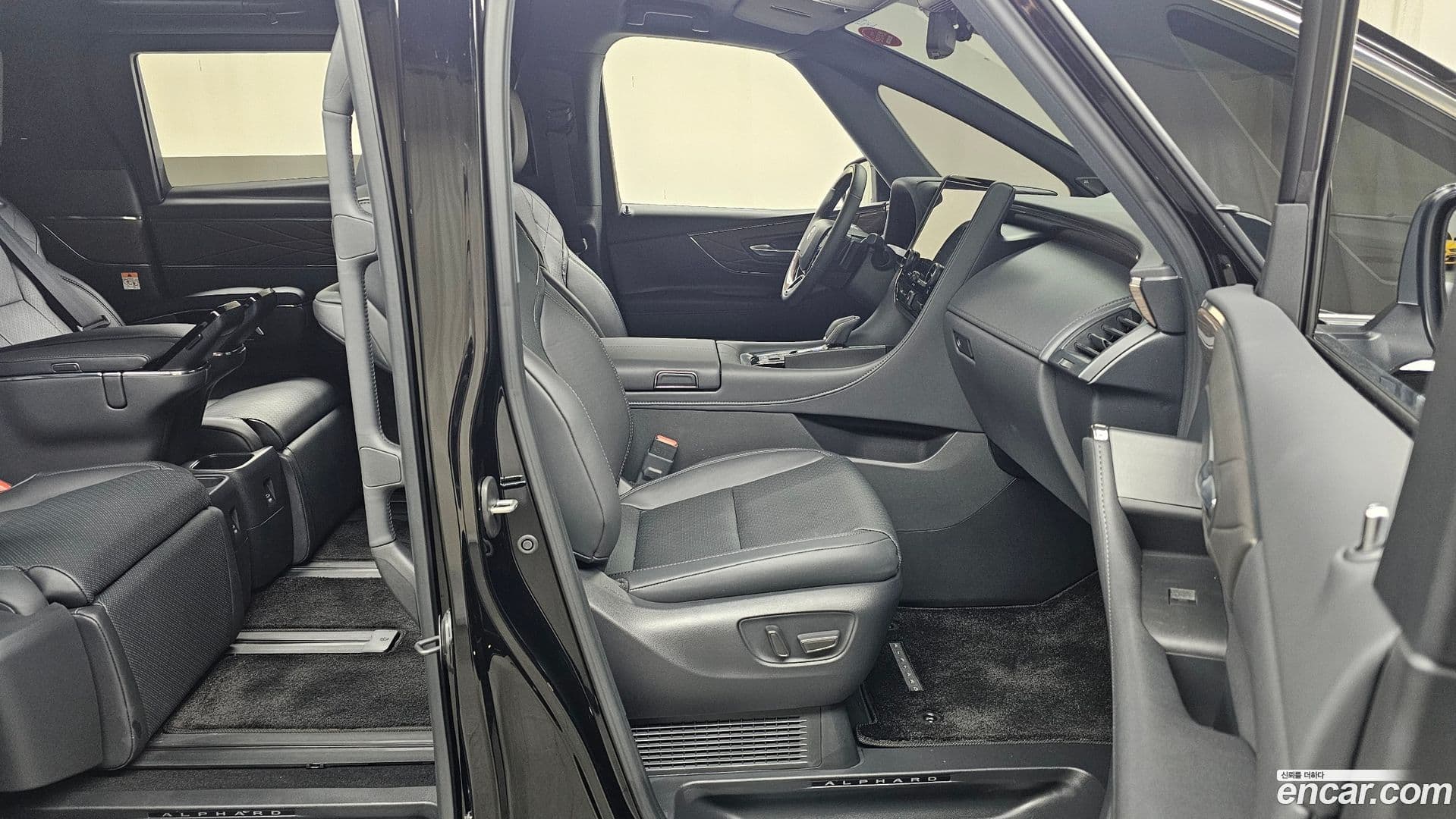 Main__Slider__Photo:Alphard Toyota 2024.11-10