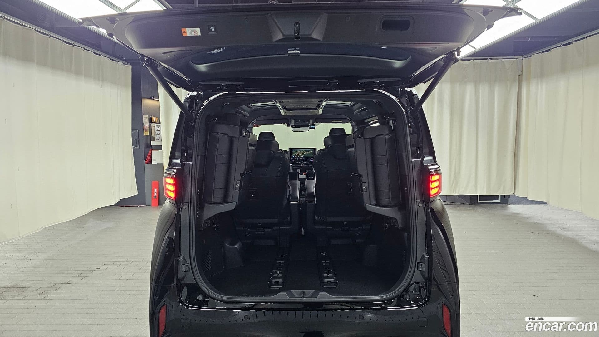 Main__Slider__Photo:Alphard Toyota 2024.11-19