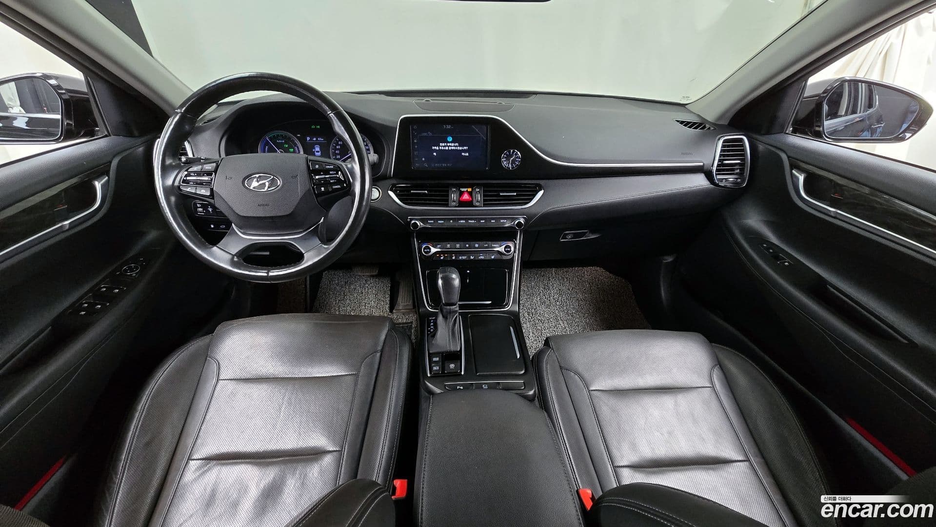 Main__Slider__Photo:Grandeur Hyundai 2018.4-6