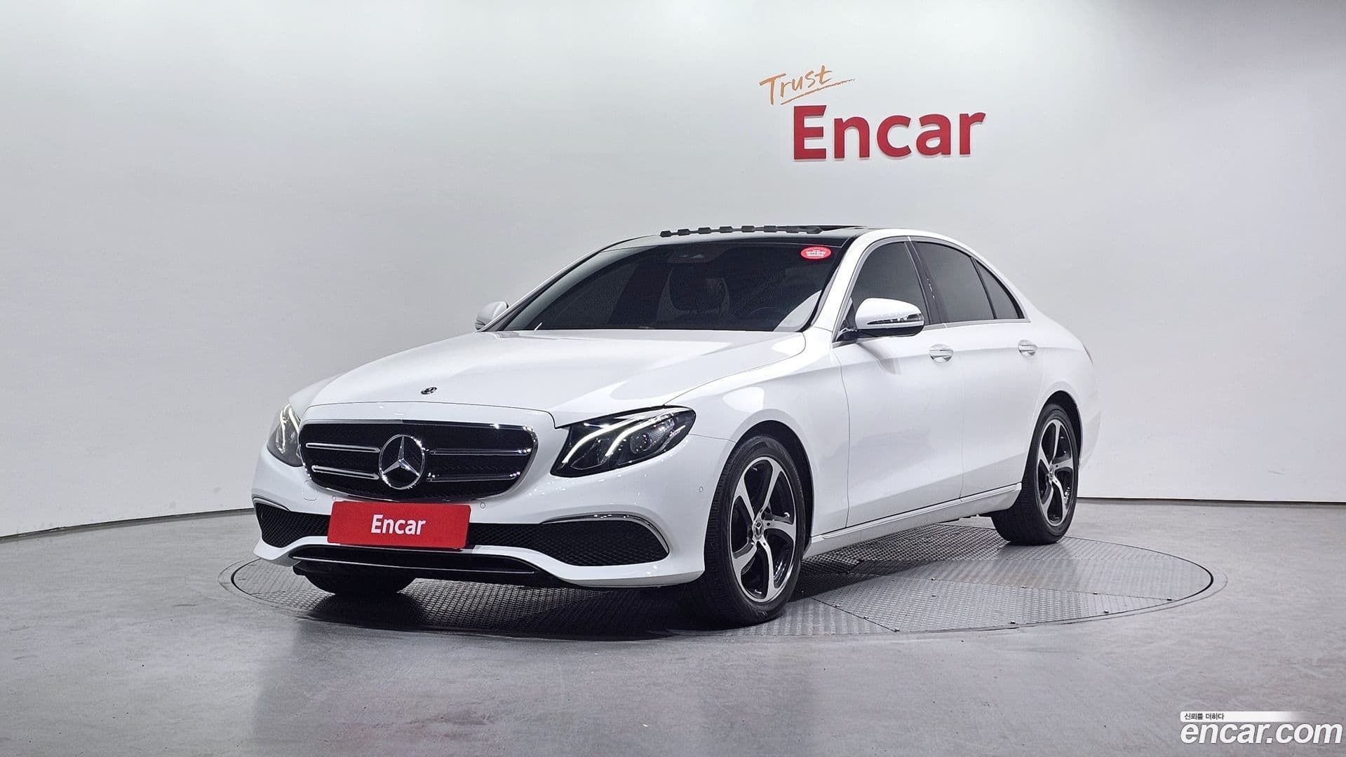 Main__Slider__Photo:E-Class Mercedes-Benz 2020.1-0