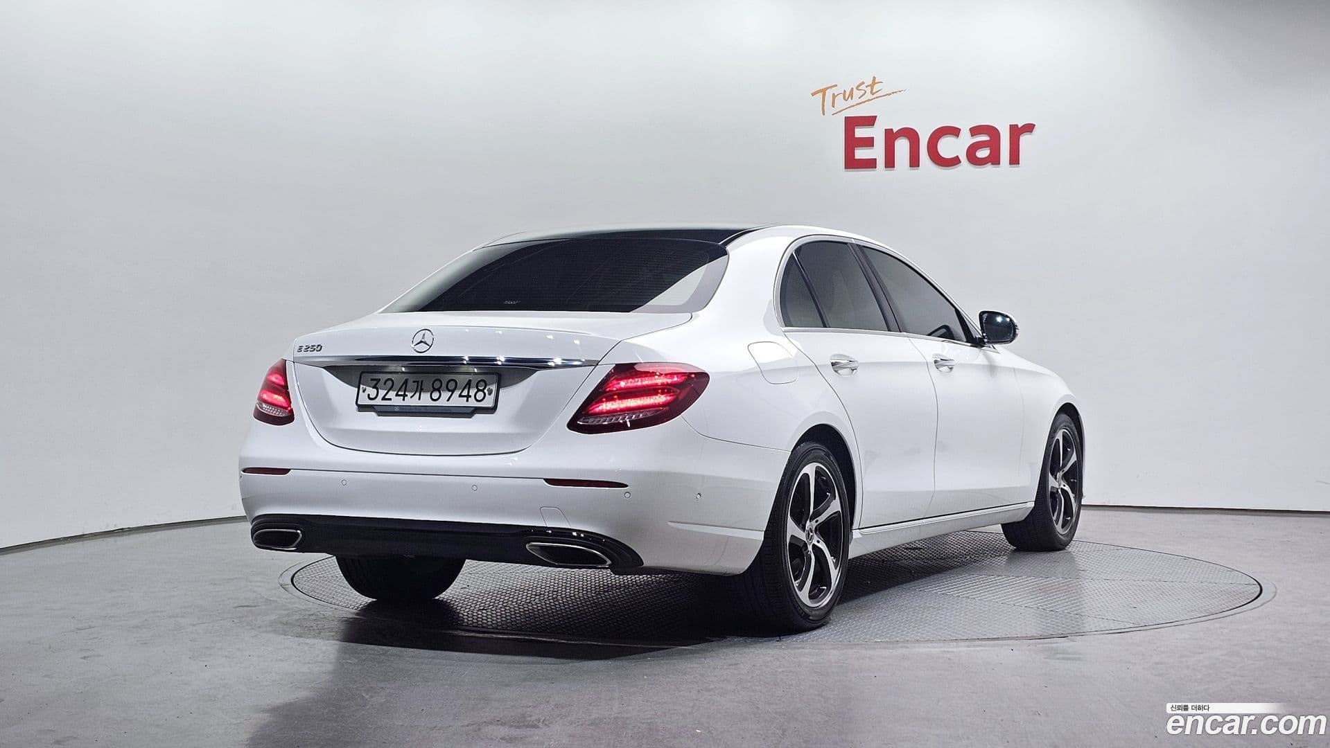 Main__Slider__Photo:E-Class Mercedes-Benz 2020.1-1