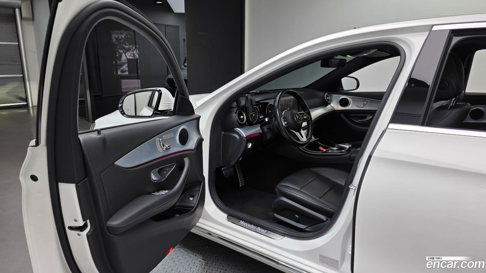 Main__Slider__Photo:E-Class Mercedes-Benz 2020.1-10