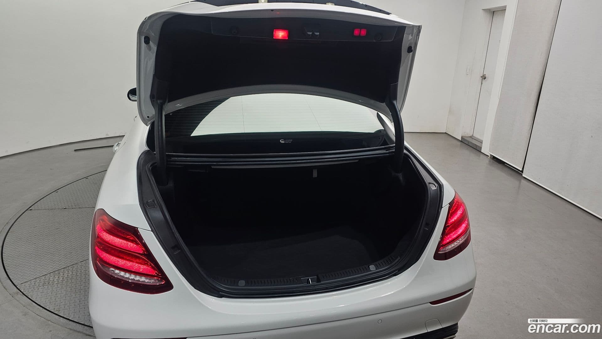 Main__Slider__Photo:E-Class Mercedes-Benz 2020.1-19