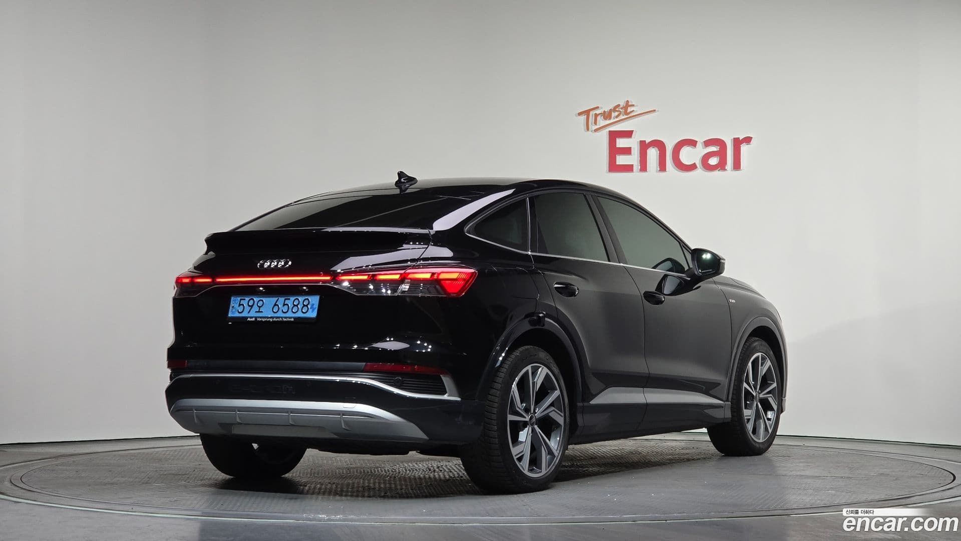 Main__Slider__Photo:Q4 e-tron Audi 2023.11-1