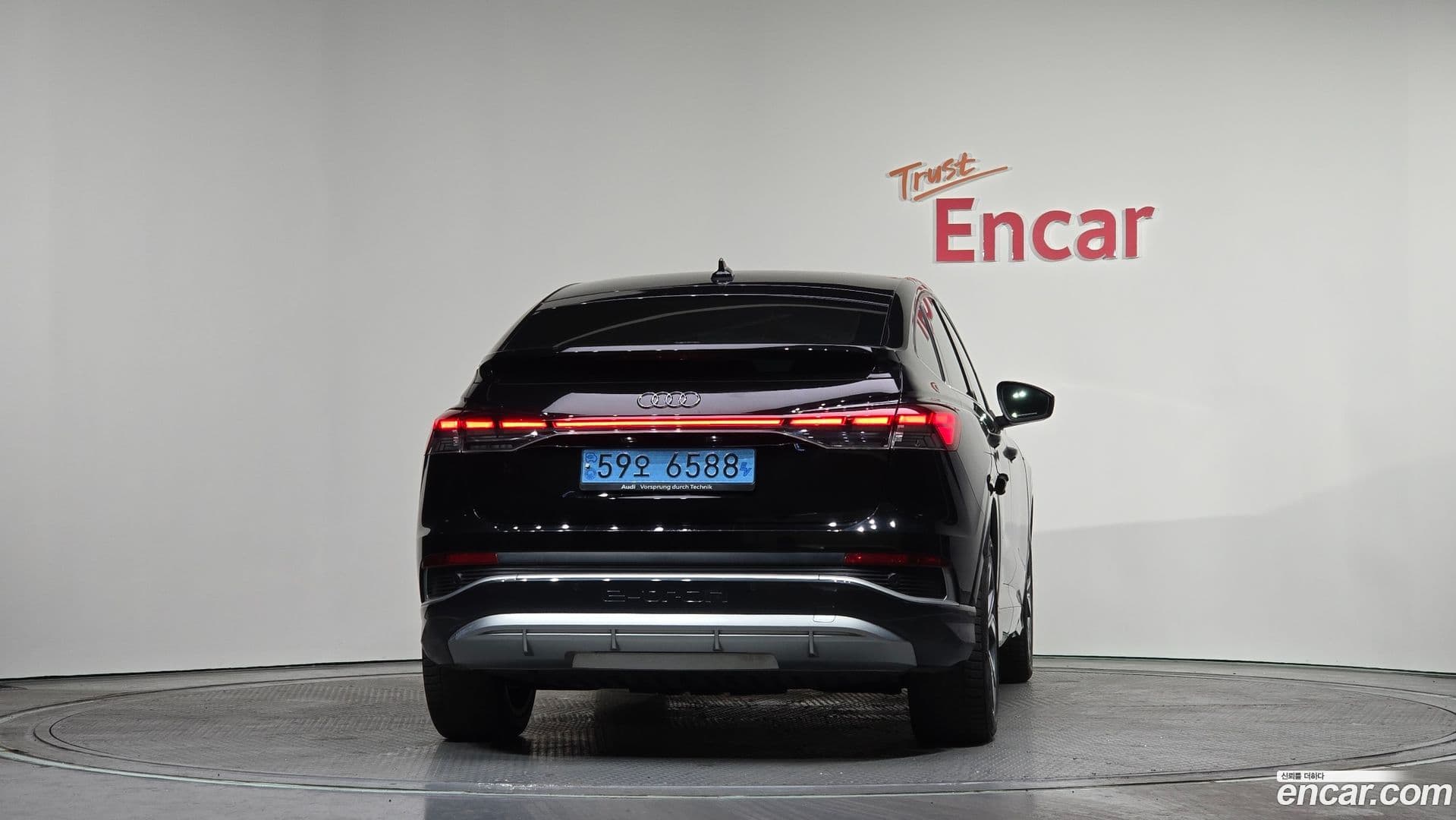 Main__Slider__Photo:Q4 e-tron Audi 2023.11-3