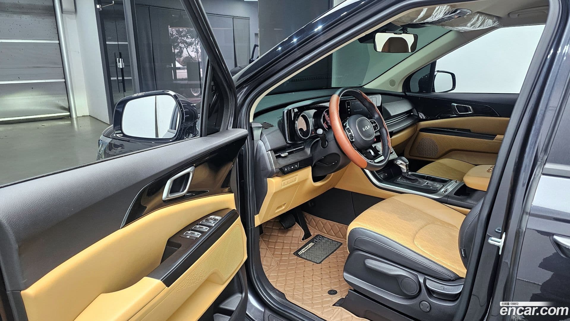 Main__Slider__Photo:Canival Kia 2023.0-9