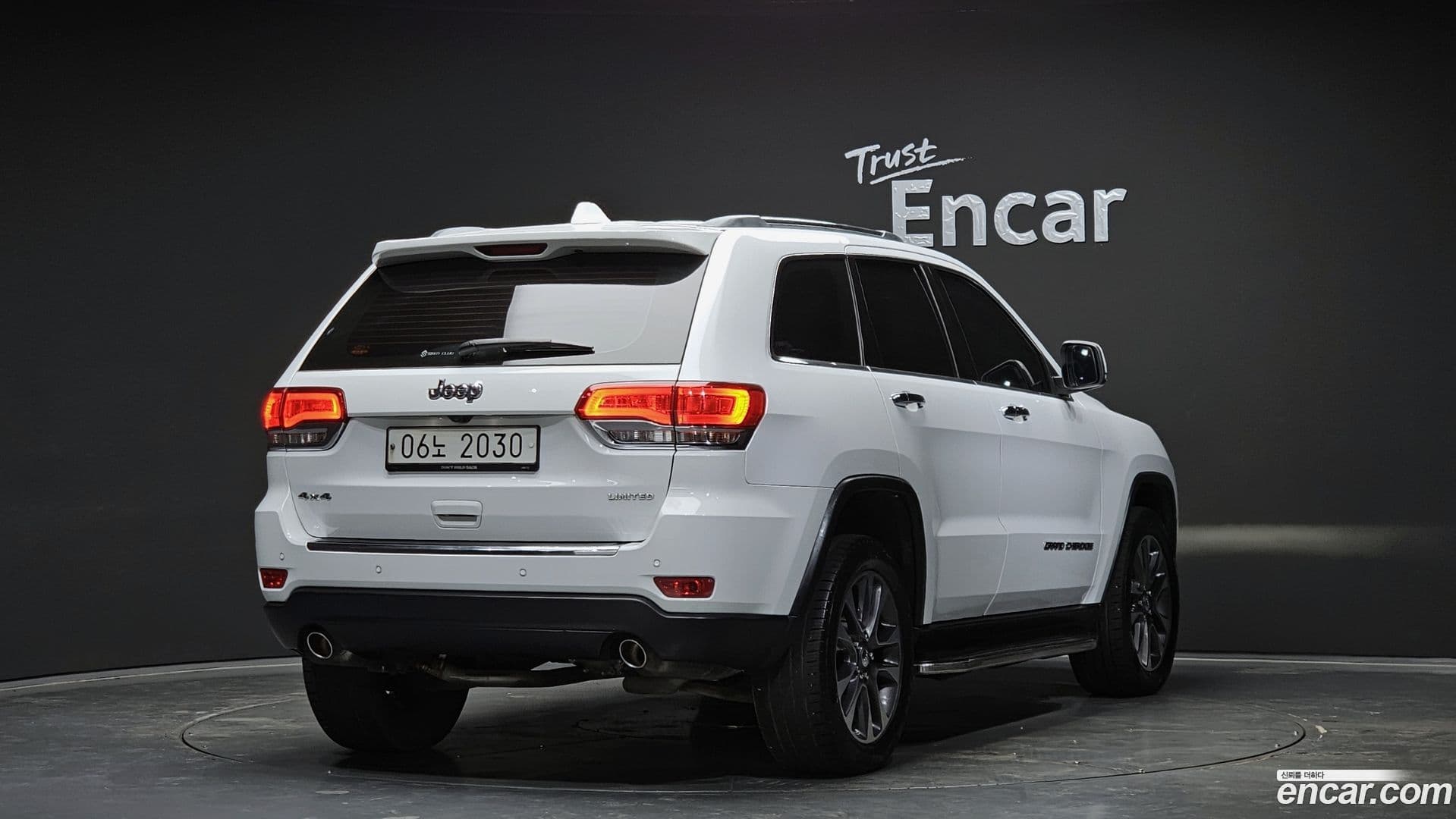 Main__Slider__Photo:Cherokee Jeep 2018.2-1