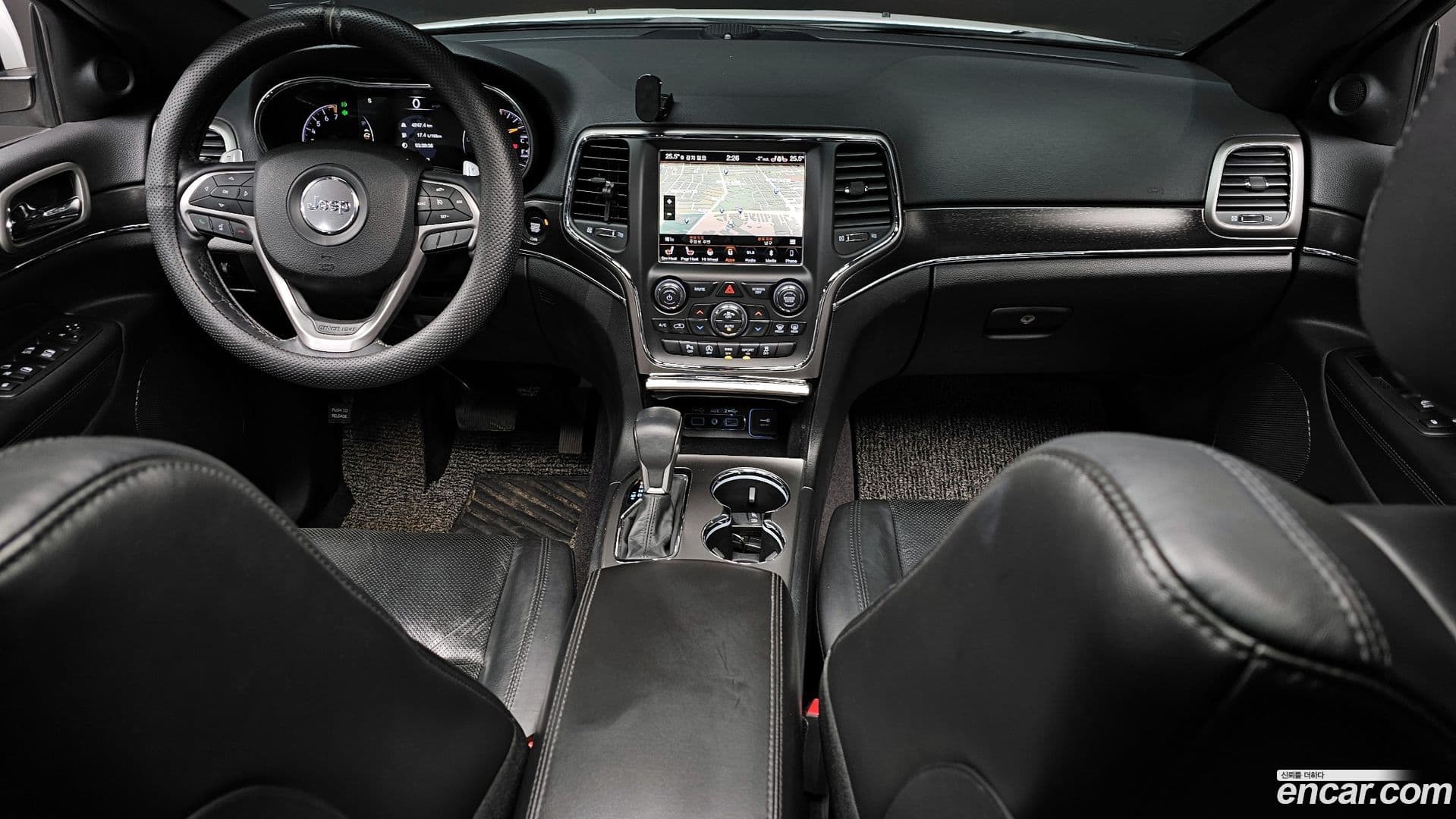 Main__Slider__Photo:Cherokee Jeep 2018.2-6