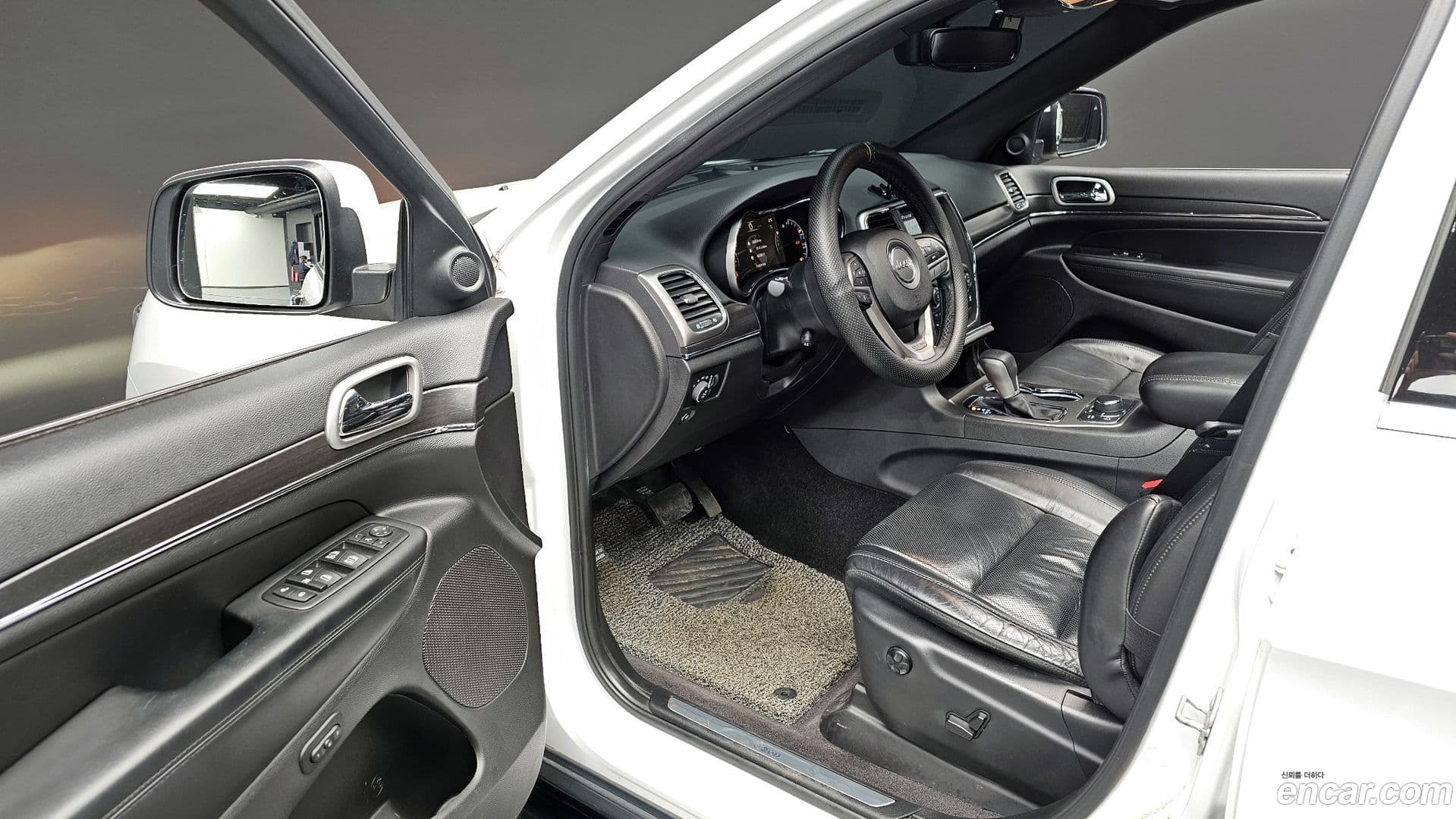 Main__Slider__Photo:Cherokee Jeep 2018.2-11