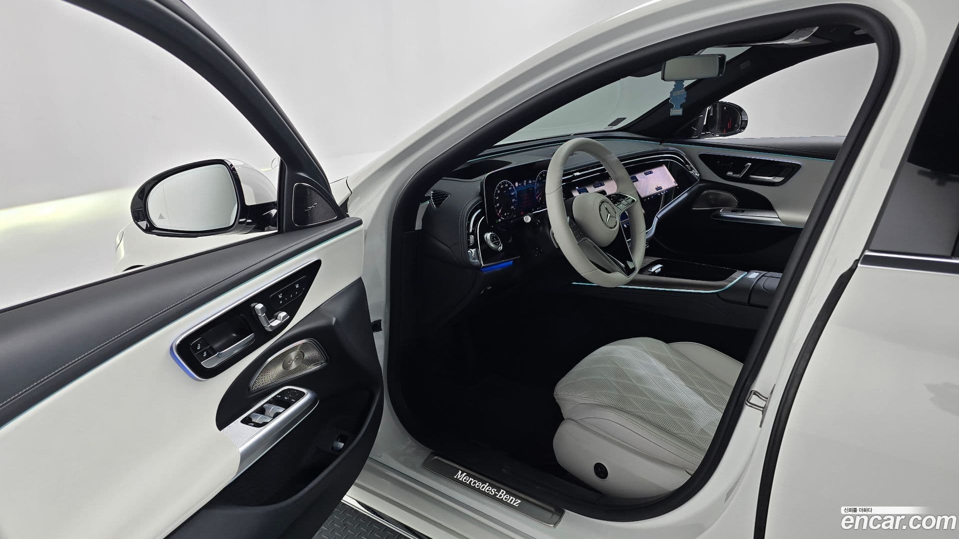 Main__Slider__Photo:E-Class Mercedes-Benz 2024.6-9