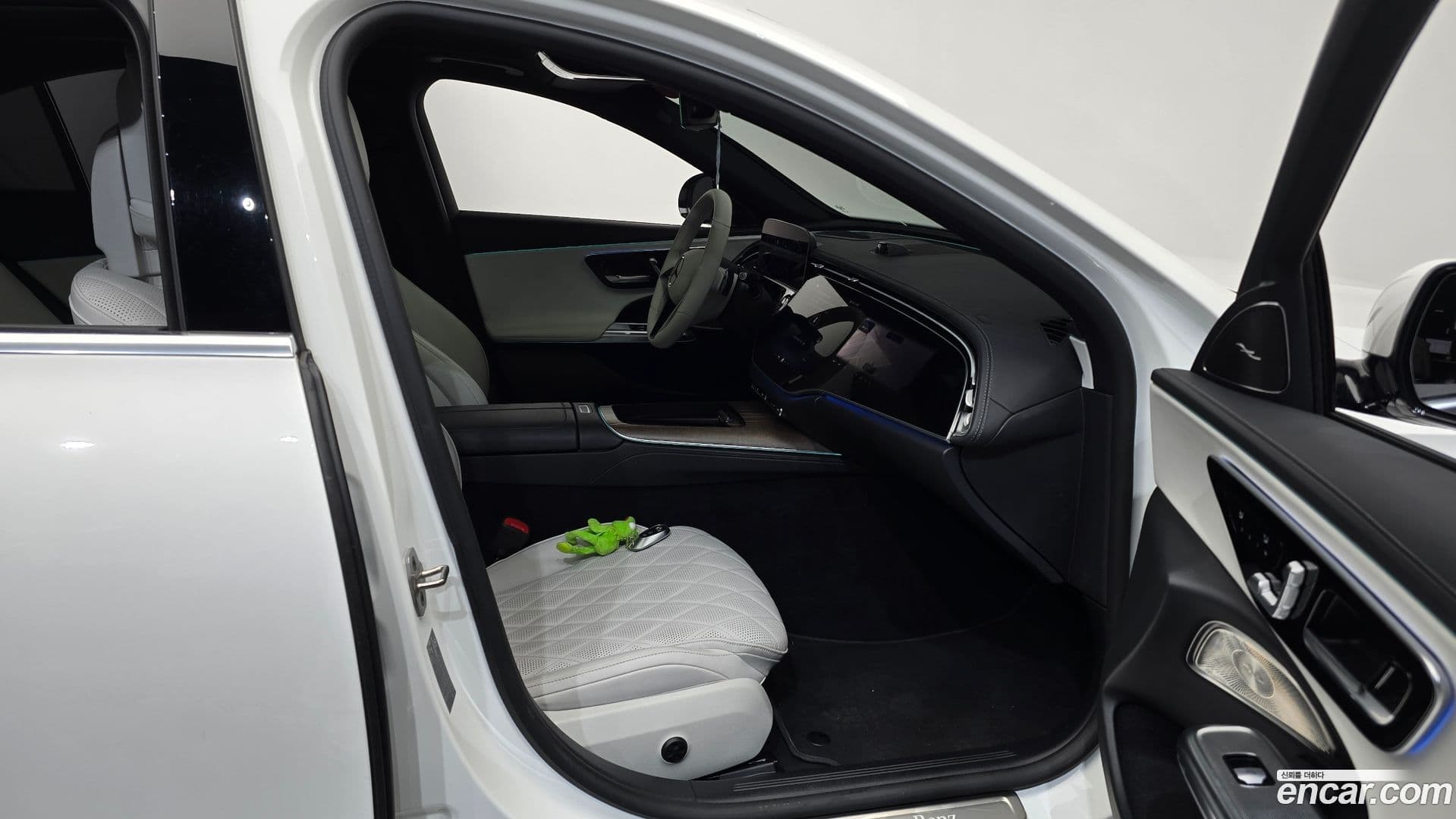 Main__Slider__Photo:E-Class Mercedes-Benz 2024.6-10