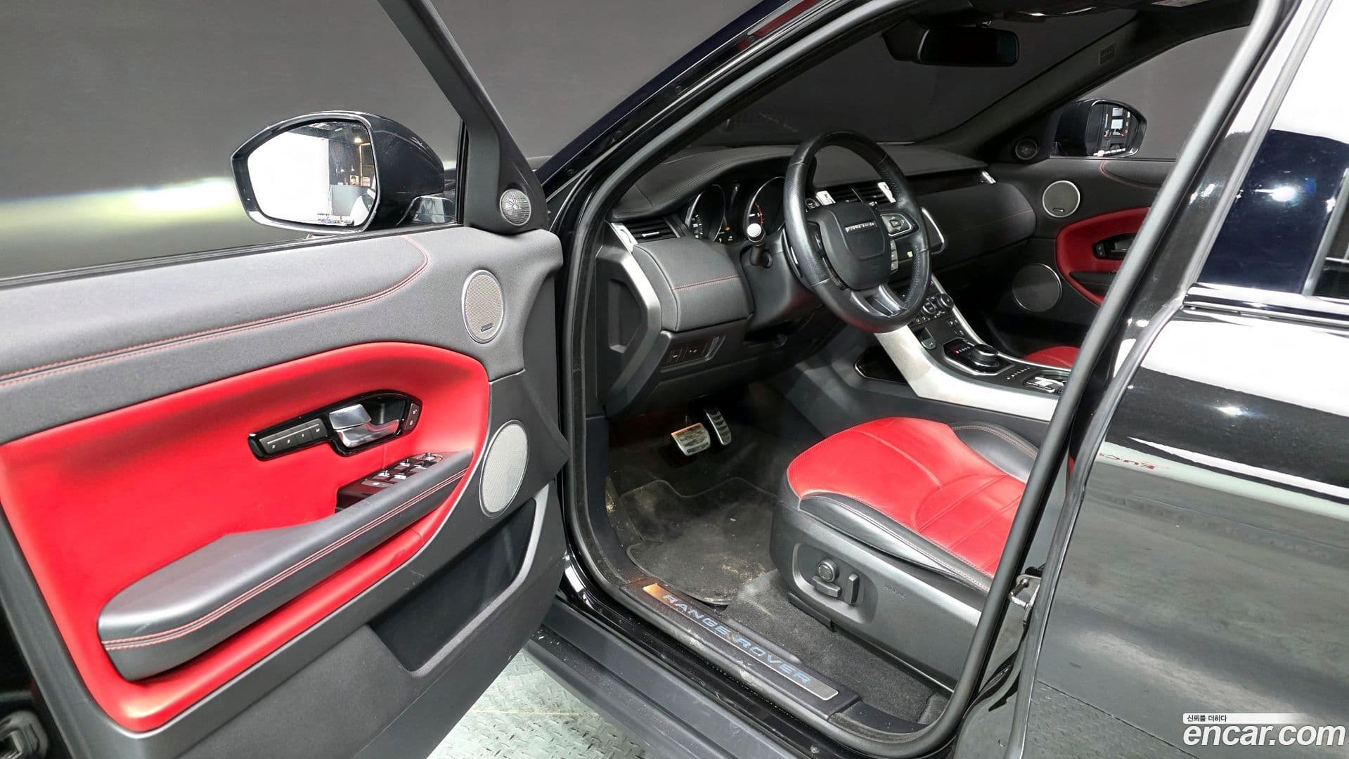 Main__Slider__Photo:Range Rover Evoque Land Rover 2017.8-9