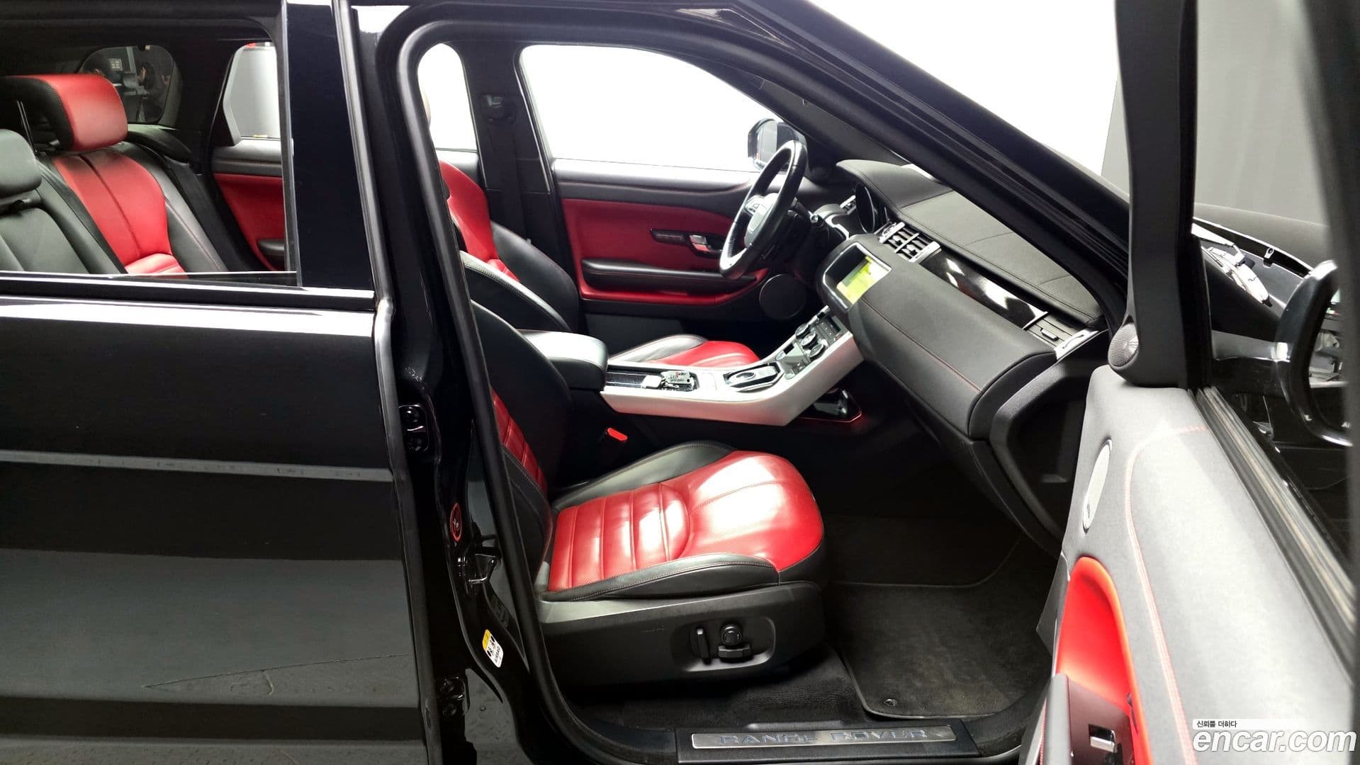 Main__Slider__Photo:Range Rover Evoque Land Rover 2017.8-10