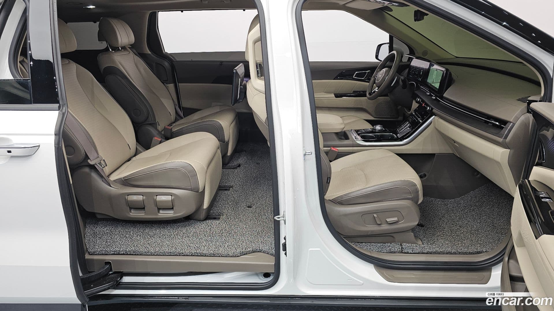 Main__Slider__Photo:Canival Kia 2023.0-9