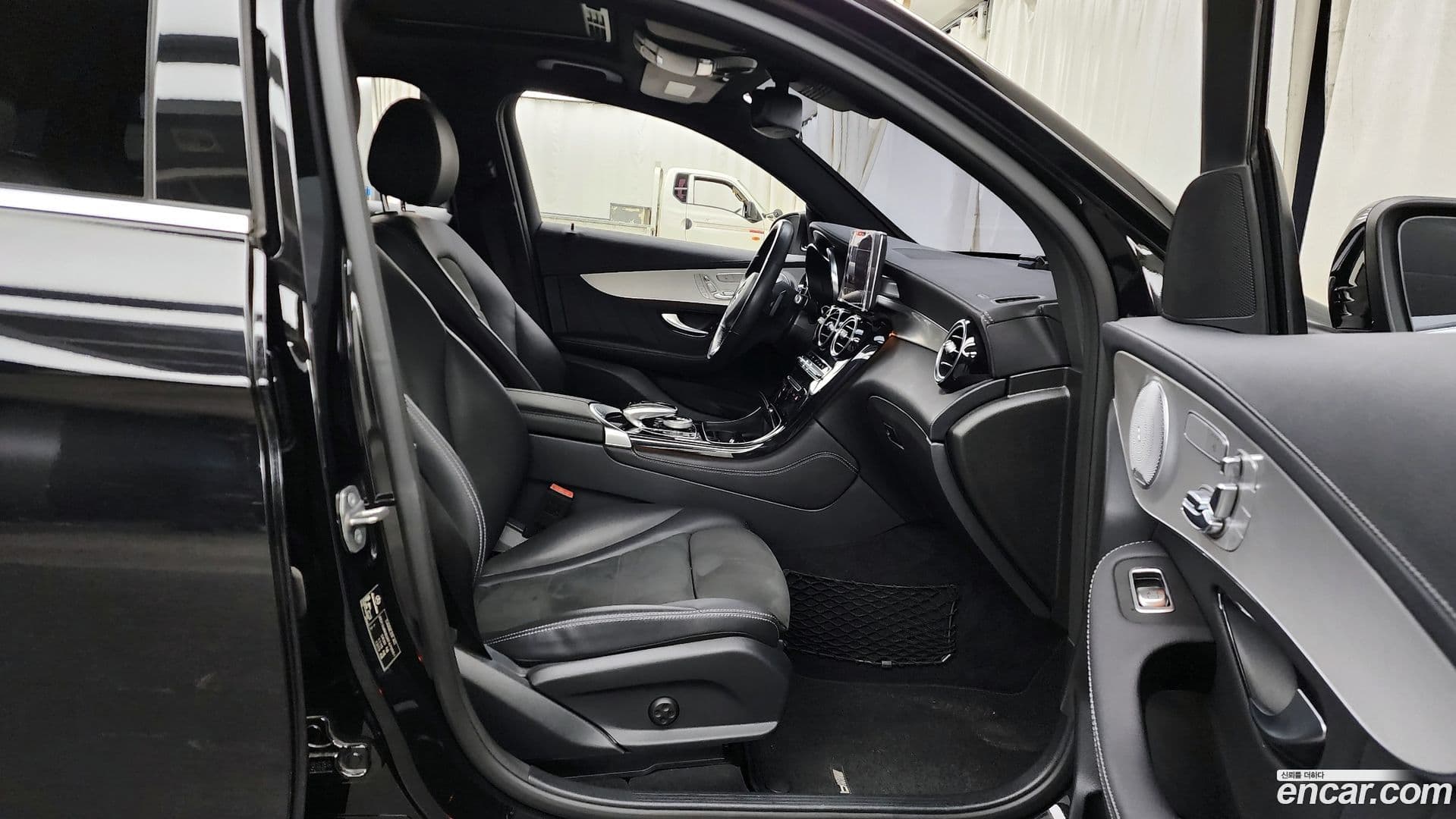 Main__Slider__Photo:GLC-Class Mercedes-Benz 2019.9-10