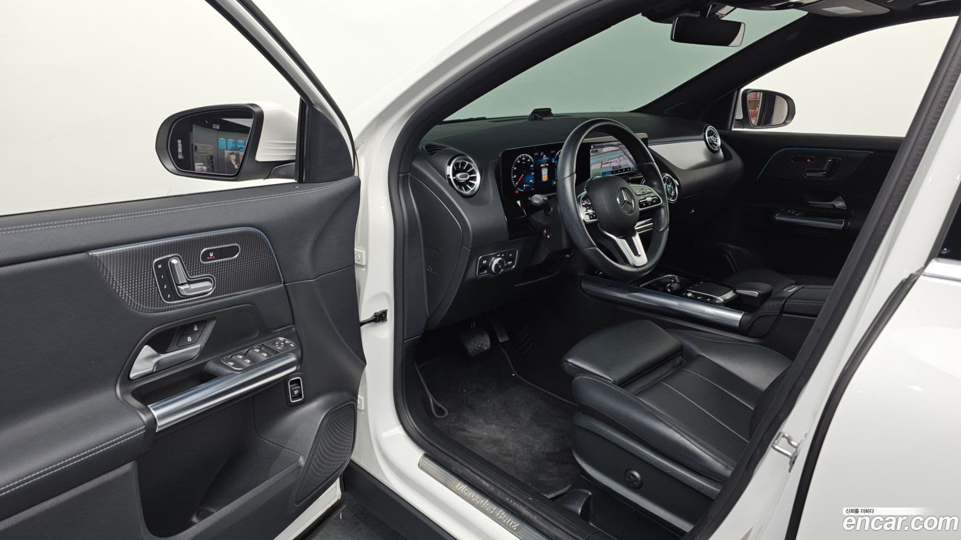 Main__Slider__Photo:GLA-Class Mercedes-Benz 2021.1-9