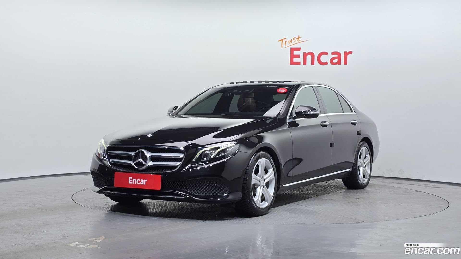 Main__Slider__Photo:E-Class Mercedes-Benz 2017.0-0