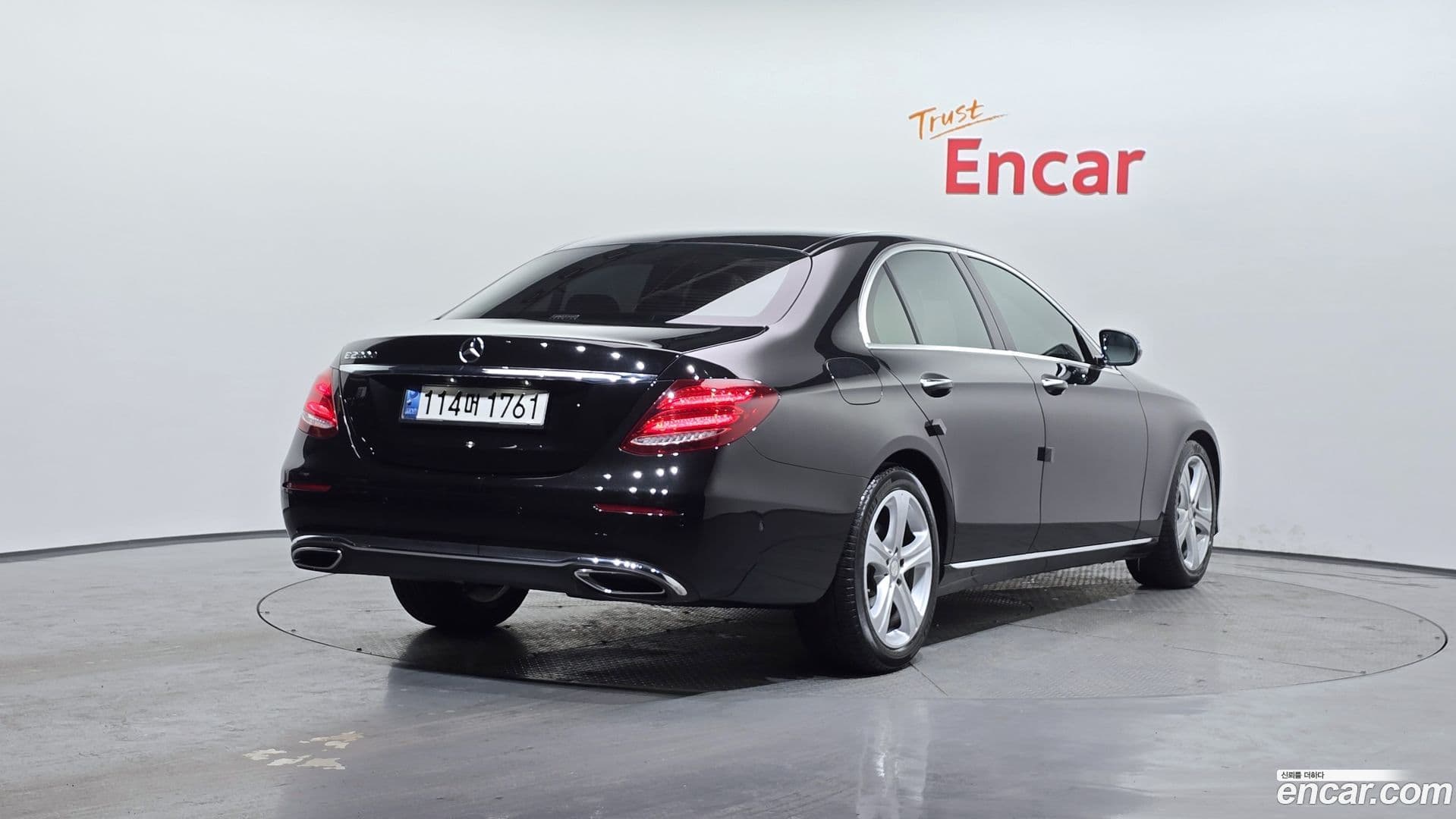 Main__Slider__Photo:E-Class Mercedes-Benz 2017.0-1