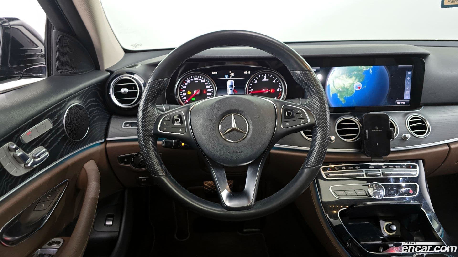 Main__Slider__Photo:E-Class Mercedes-Benz 2017.0-12