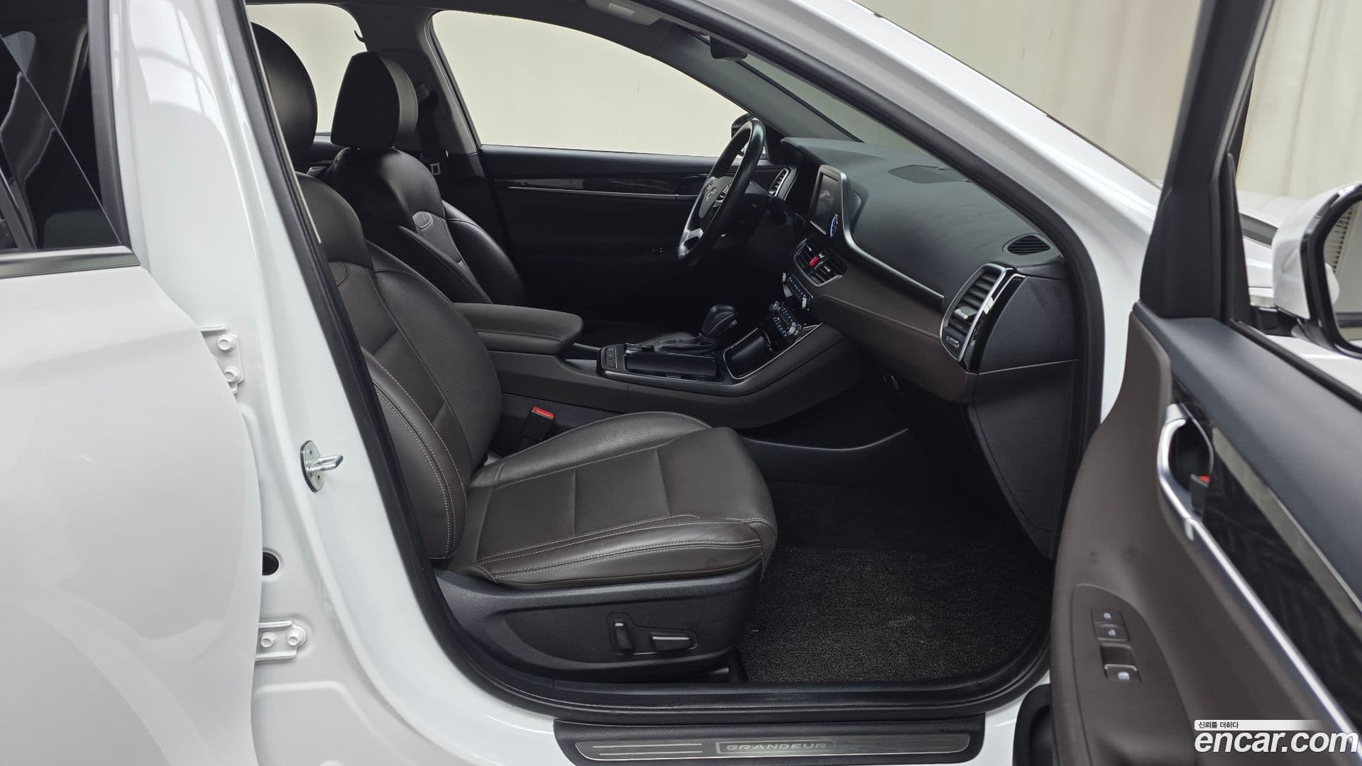 Main__Slider__Photo:Grandeur Hyundai 2019.3-10